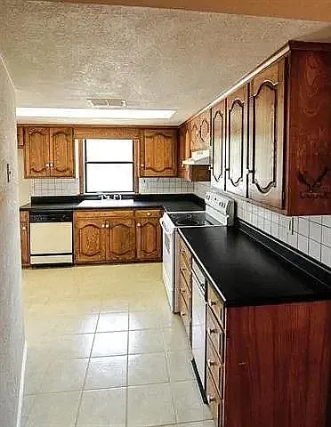 Single Family Residence For Sale in Erath County , 910 N lydia Street, Stephenville, Texas 76401, 4 Bedroom, 3 Bathroom, 2 Garage spaces, 2,860 Sqft, built in 1978, mls#21397666, Real Estate Agent in Stephenville, Homes For Sale in Erath county, Homes For Sale in Stephenville, Realtor in Stephenville Texas, Real Estate Brokerage Independent Realty Texas, Luminita Cordes Realtor