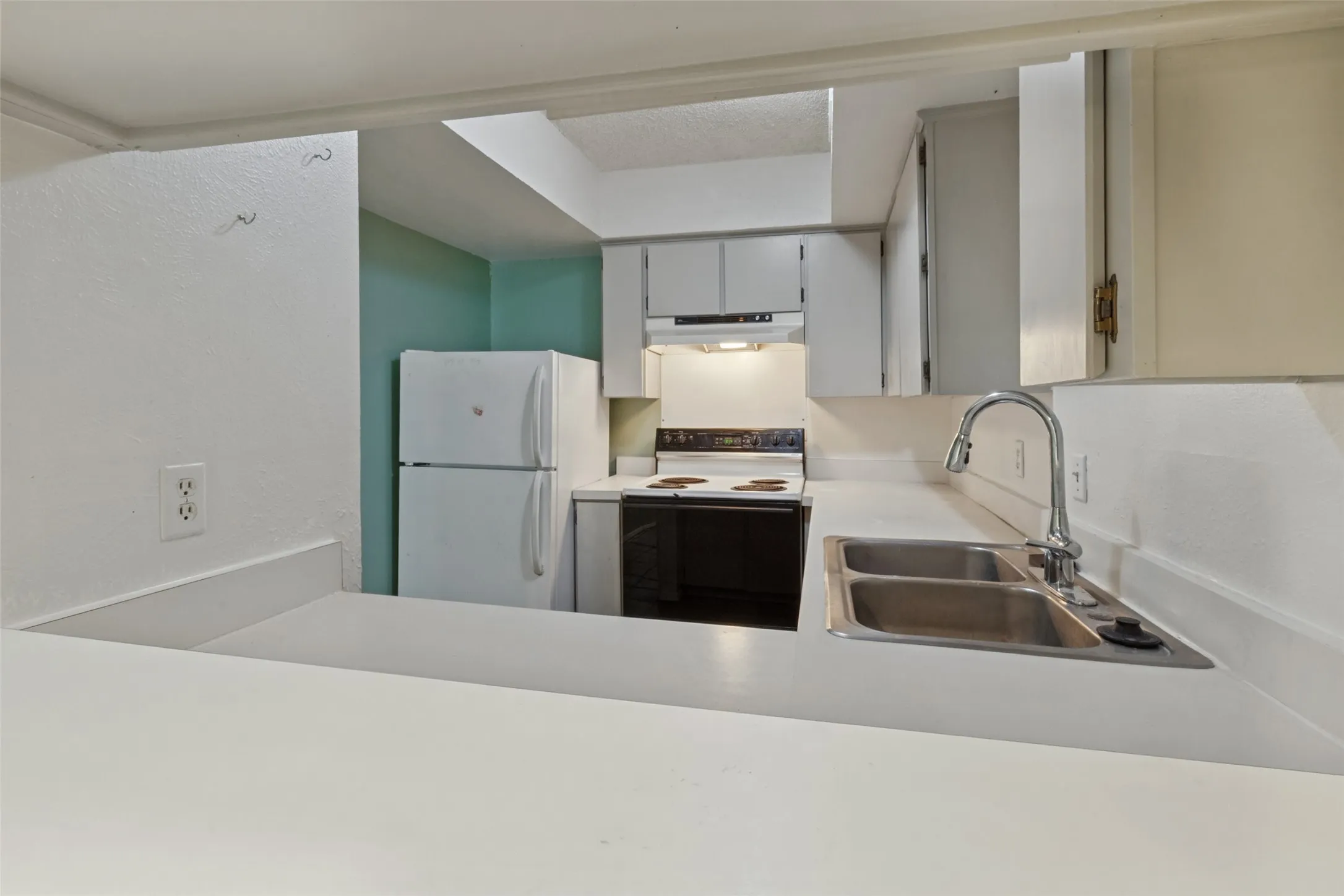 Condominium For Sale in Dallas County , 5924 Birchbrook Drive 203, Dallas, Texas 75206, 1 Bedroom, 1 Bathroom, Garage spaces, 671 Sqft, built in 1969, mls#21397663, Real Estate Agent in Dallas, Homes For Sale in Dallas county, Homes For Sale in Dallas, Realtor in Dallas Texas, Real Estate Brokerage Independent Realty Texas, Luminita Cordes Realtor
