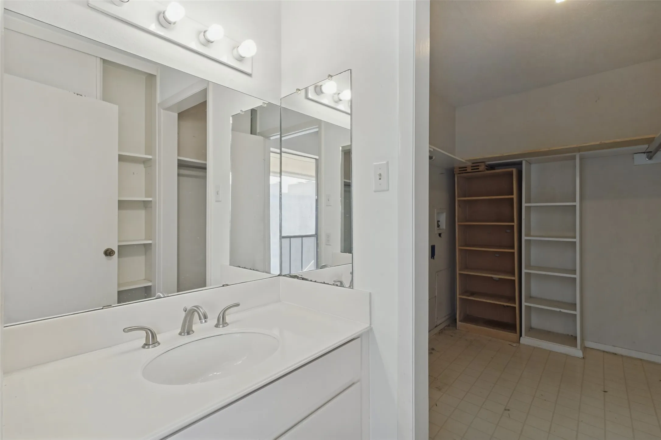 Condominium For Sale in Dallas County , 5924 Birchbrook Drive 203, Dallas, Texas 75206, 1 Bedroom, 1 Bathroom, Garage spaces, 671 Sqft, built in 1969, mls#21397663, Real Estate Agent in Dallas, Homes For Sale in Dallas county, Homes For Sale in Dallas, Realtor in Dallas Texas, Real Estate Brokerage Independent Realty Texas, Luminita Cordes Realtor