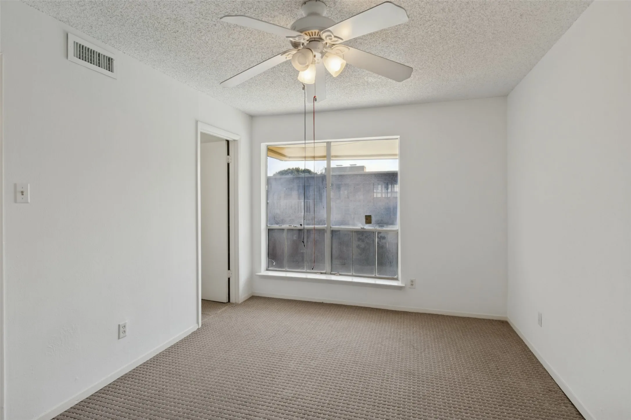 Condominium For Sale in Dallas County , 5924 Birchbrook Drive 203, Dallas, Texas 75206, 1 Bedroom, 1 Bathroom, Garage spaces, 671 Sqft, built in 1969, mls#21397663, Real Estate Agent in Dallas, Homes For Sale in Dallas county, Homes For Sale in Dallas, Realtor in Dallas Texas, Real Estate Brokerage Independent Realty Texas, Luminita Cordes Realtor