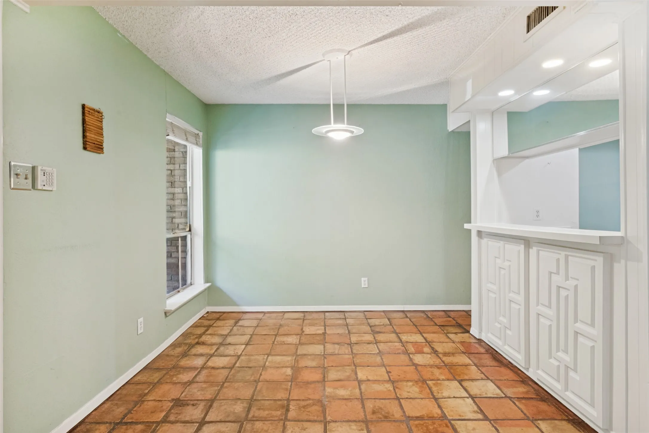Condominium For Sale in Dallas County , 5924 Birchbrook Drive 203, Dallas, Texas 75206, 1 Bedroom, 1 Bathroom, Garage spaces, 671 Sqft, built in 1969, mls#21397663, Real Estate Agent in Dallas, Homes For Sale in Dallas county, Homes For Sale in Dallas, Realtor in Dallas Texas, Real Estate Brokerage Independent Realty Texas, Luminita Cordes Realtor