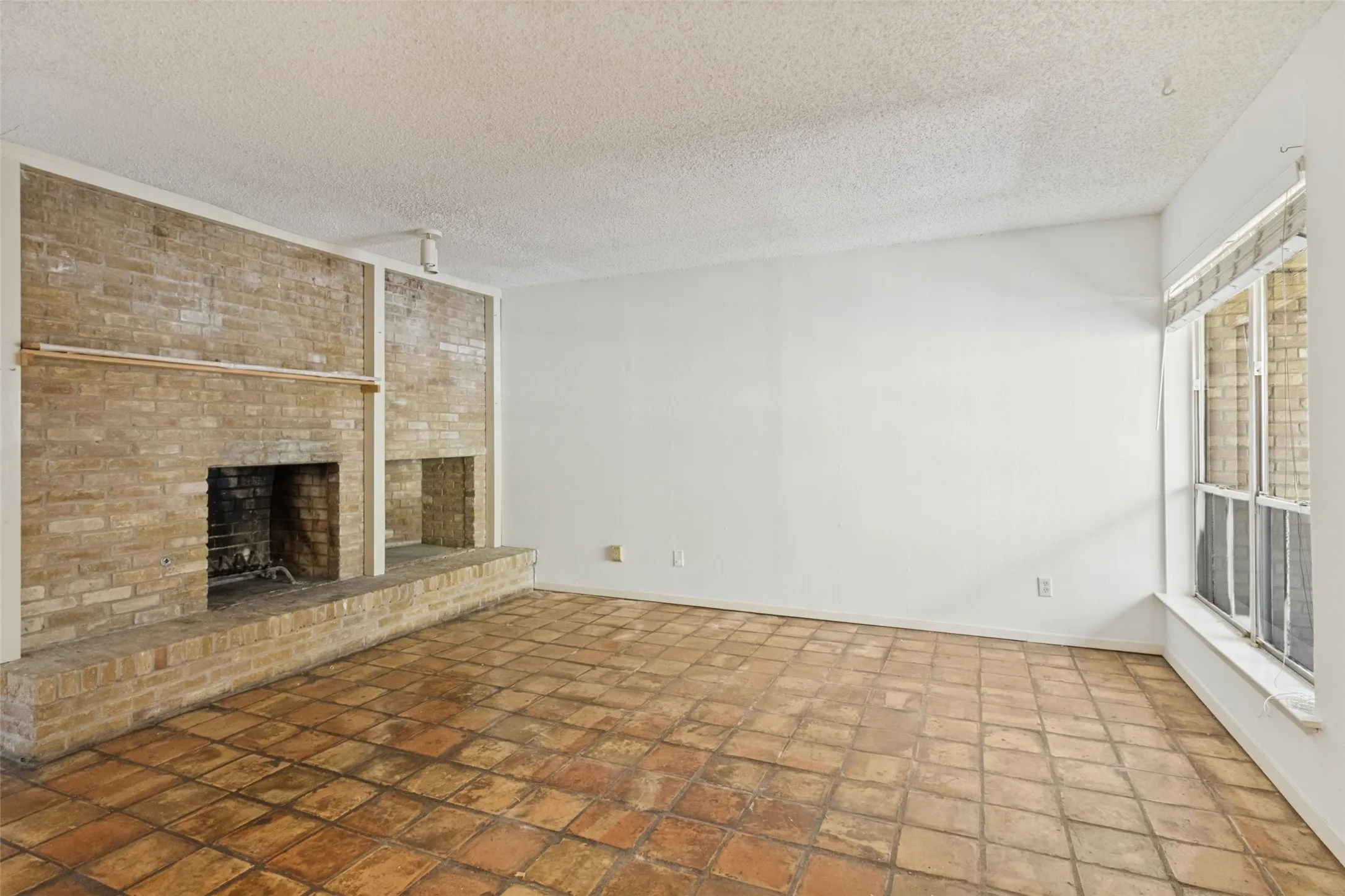 Condominium For Sale in Dallas County , 5924 Birchbrook Drive 203, Dallas, Texas 75206, 1 Bedroom, 1 Bathroom, Garage spaces, 671 Sqft, built in 1969, mls#21397663, Real Estate Agent in Dallas, Homes For Sale in Dallas county, Homes For Sale in Dallas, Realtor in Dallas Texas, Real Estate Brokerage Independent Realty Texas, Luminita Cordes Realtor