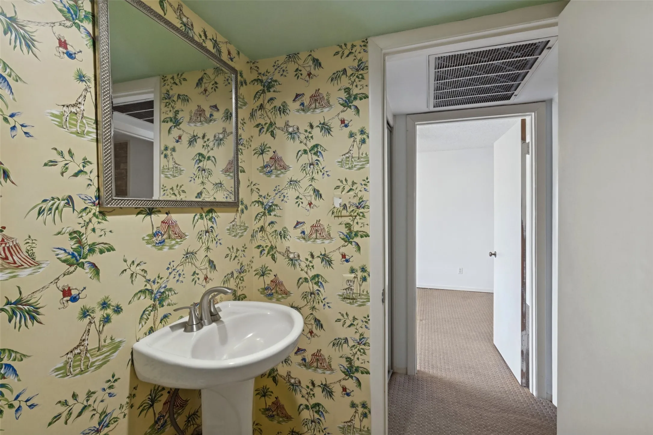 Condominium For Sale in Dallas County , 5924 Birchbrook Drive 203, Dallas, Texas 75206, 1 Bedroom, 1 Bathroom, Garage spaces, 671 Sqft, built in 1969, mls#21397663, Real Estate Agent in Dallas, Homes For Sale in Dallas county, Homes For Sale in Dallas, Realtor in Dallas Texas, Real Estate Brokerage Independent Realty Texas, Luminita Cordes Realtor