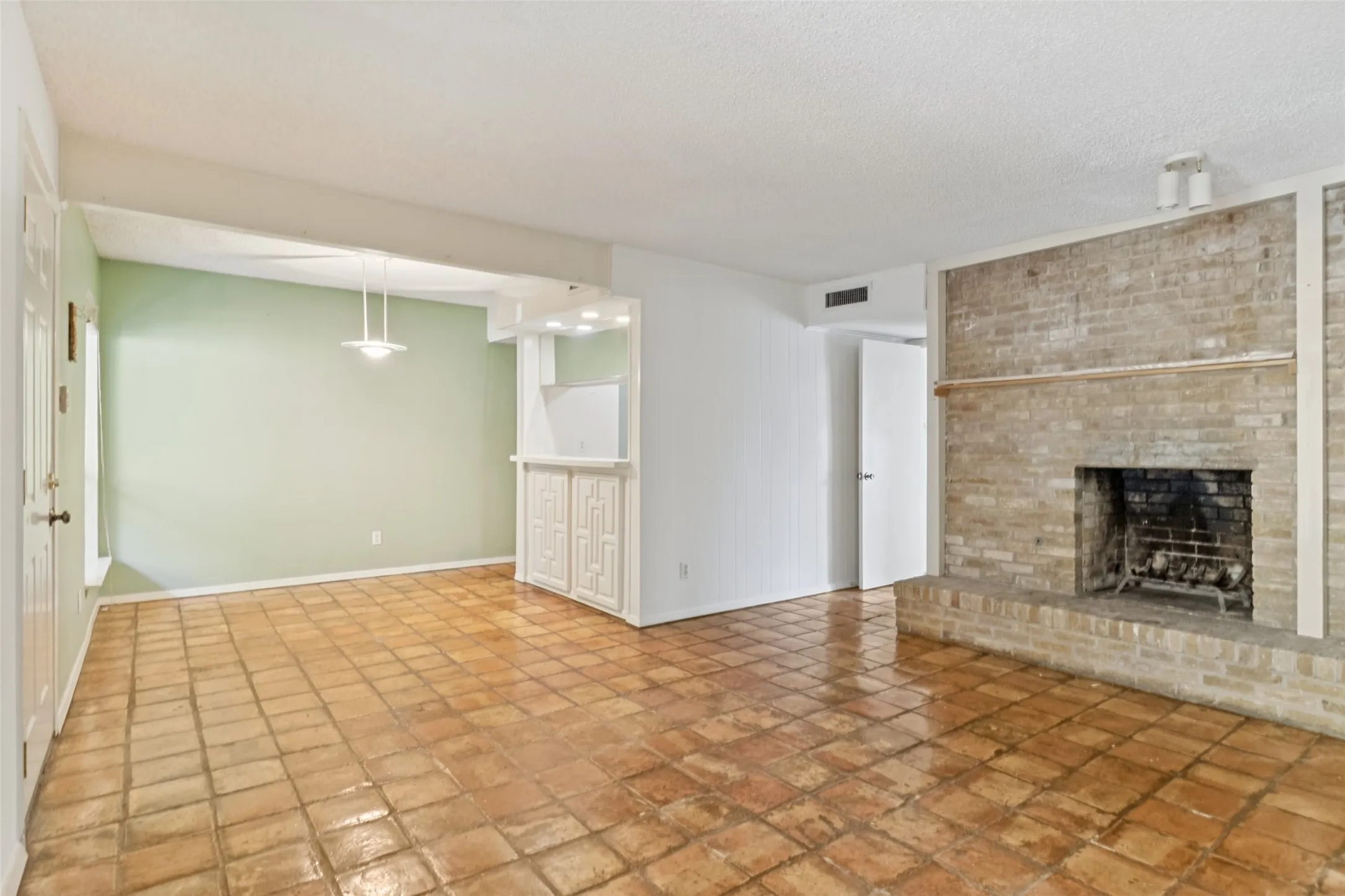 Condominium For Sale in Dallas County , 5924 Birchbrook Drive 203, Dallas, Texas 75206, 1 Bedroom, 1 Bathroom, Garage spaces, 671 Sqft, built in 1969, mls#21397663, Real Estate Agent in Dallas, Homes For Sale in Dallas county, Homes For Sale in Dallas, Realtor in Dallas Texas, Real Estate Brokerage Independent Realty Texas, Luminita Cordes Realtor