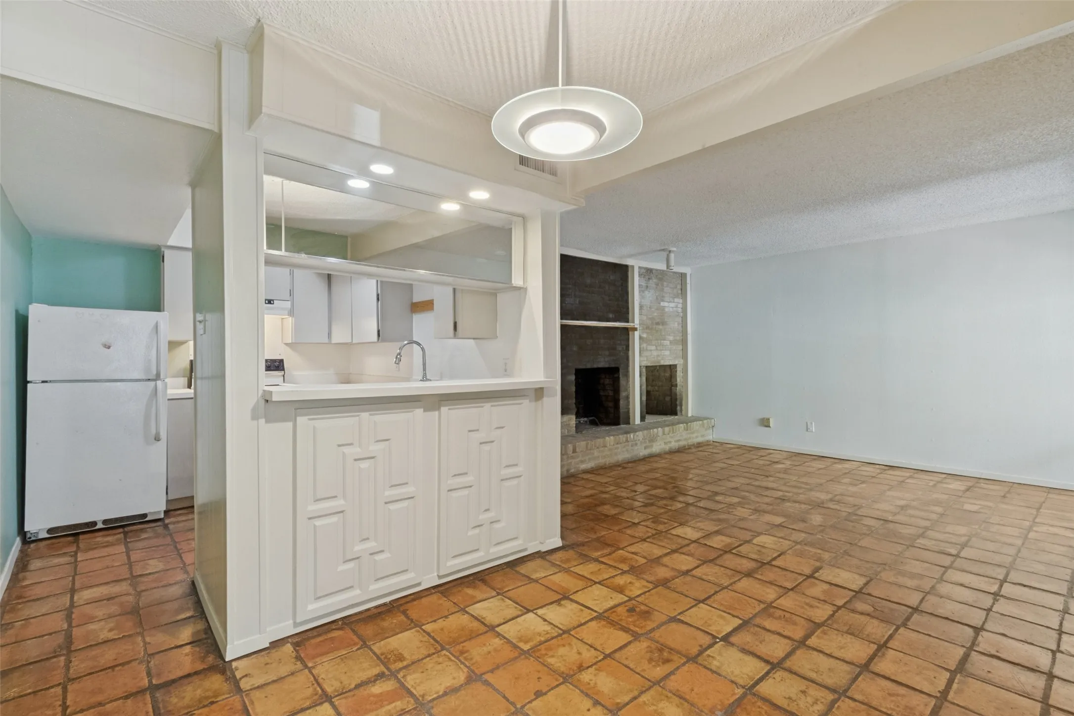 Condominium For Sale in Dallas County , 5924 Birchbrook Drive 203, Dallas, Texas 75206, 1 Bedroom, 1 Bathroom, Garage spaces, 671 Sqft, built in 1969, mls#21397663, Real Estate Agent in Dallas, Homes For Sale in Dallas county, Homes For Sale in Dallas, Realtor in Dallas Texas, Real Estate Brokerage Independent Realty Texas, Luminita Cordes Realtor