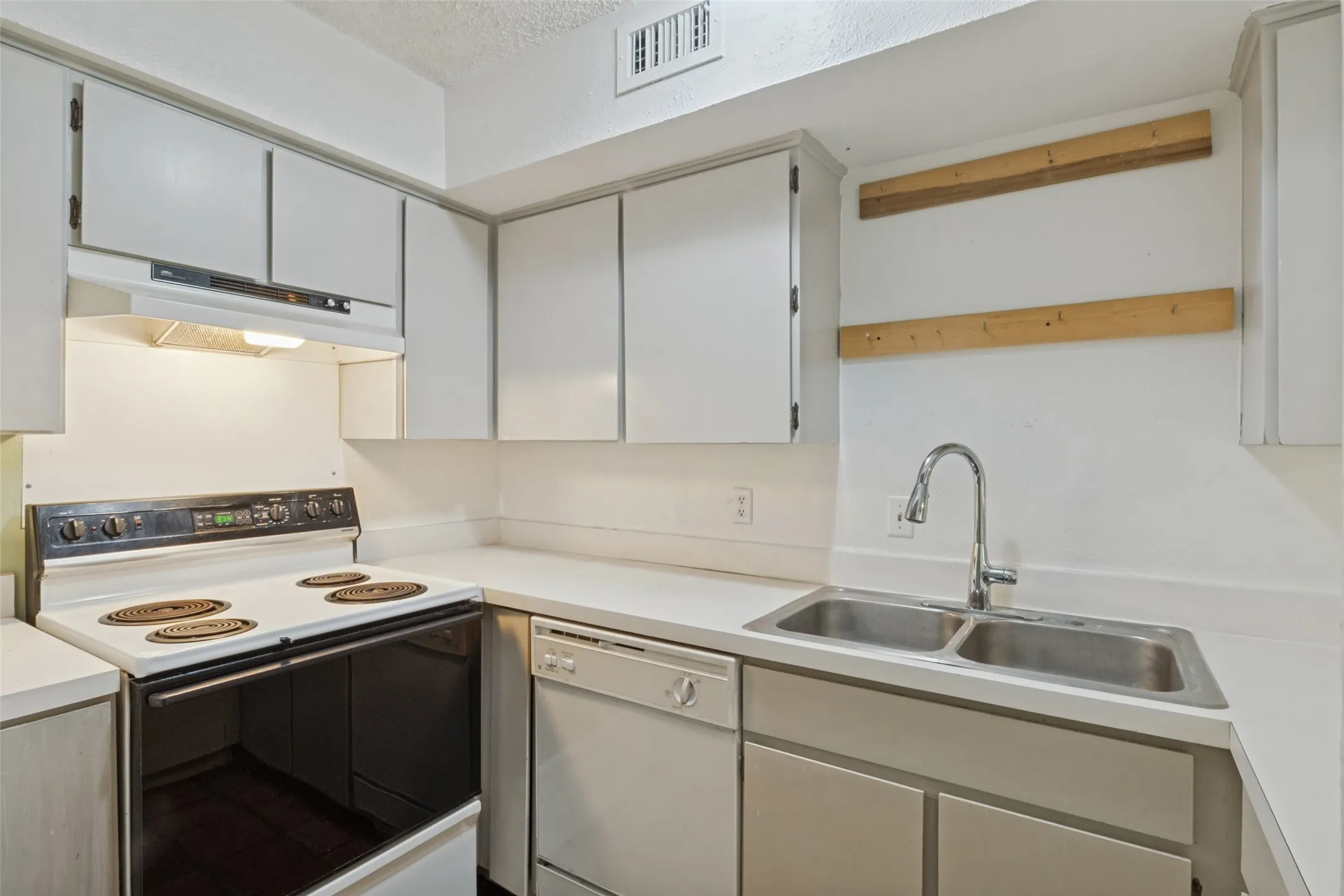 Condominium For Sale in Dallas County , 5924 Birchbrook Drive 203, Dallas, Texas 75206, 1 Bedroom, 1 Bathroom, Garage spaces, 671 Sqft, built in 1969, mls#21397663, Real Estate Agent in Dallas, Homes For Sale in Dallas county, Homes For Sale in Dallas, Realtor in Dallas Texas, Real Estate Brokerage Independent Realty Texas, Luminita Cordes Realtor