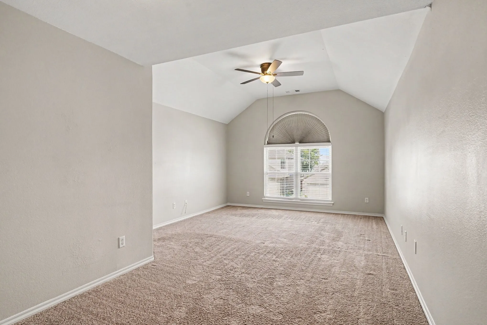 Single Family Residence For Sale in Tarrant County , 3908 Confidence Drive, Fort Worth, Texas 76244, 4 Bedroom, 3 Bathroom, 2 Garage spaces, 2,351 Sqft, built in 2004, mls#21391920, Real Estate Agent in Fort Worth, Homes For Sale in Tarrant county, Homes For Sale in Fort Worth, Realtor in Fort Worth Texas, Real Estate Brokerage Independent Realty Texas, Luminita Cordes Realtor