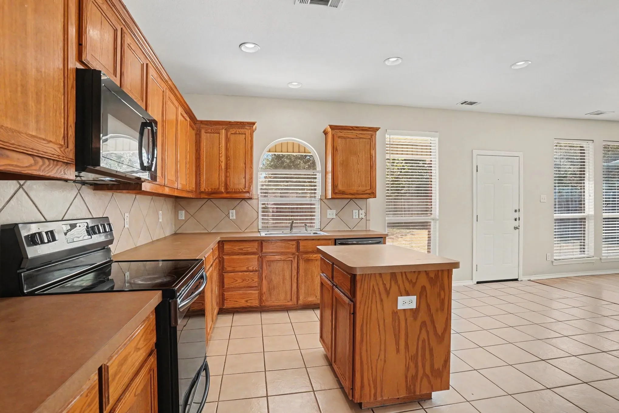 Single Family Residence For Sale in Tarrant County , 3908 Confidence Drive, Fort Worth, Texas 76244, 4 Bedroom, 3 Bathroom, 2 Garage spaces, 2,351 Sqft, built in 2004, mls#21391920, Real Estate Agent in Fort Worth, Homes For Sale in Tarrant county, Homes For Sale in Fort Worth, Realtor in Fort Worth Texas, Real Estate Brokerage Independent Realty Texas, Luminita Cordes Realtor