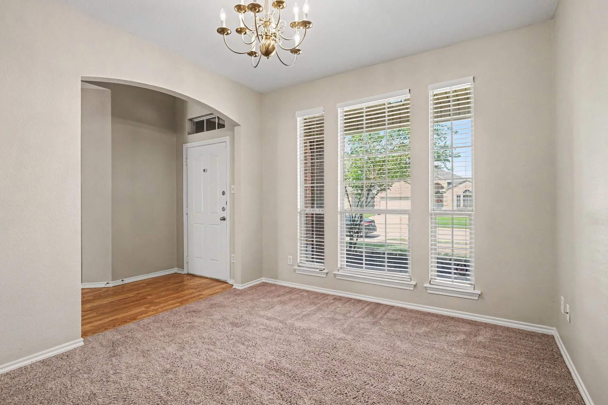 Single Family Residence For Sale in Tarrant County , 3908 Confidence Drive, Fort Worth, Texas 76244, 4 Bedroom, 3 Bathroom, 2 Garage spaces, 2,351 Sqft, built in 2004, mls#21391920, Real Estate Agent in Fort Worth, Homes For Sale in Tarrant county, Homes For Sale in Fort Worth, Realtor in Fort Worth Texas, Real Estate Brokerage Independent Realty Texas, Luminita Cordes Realtor