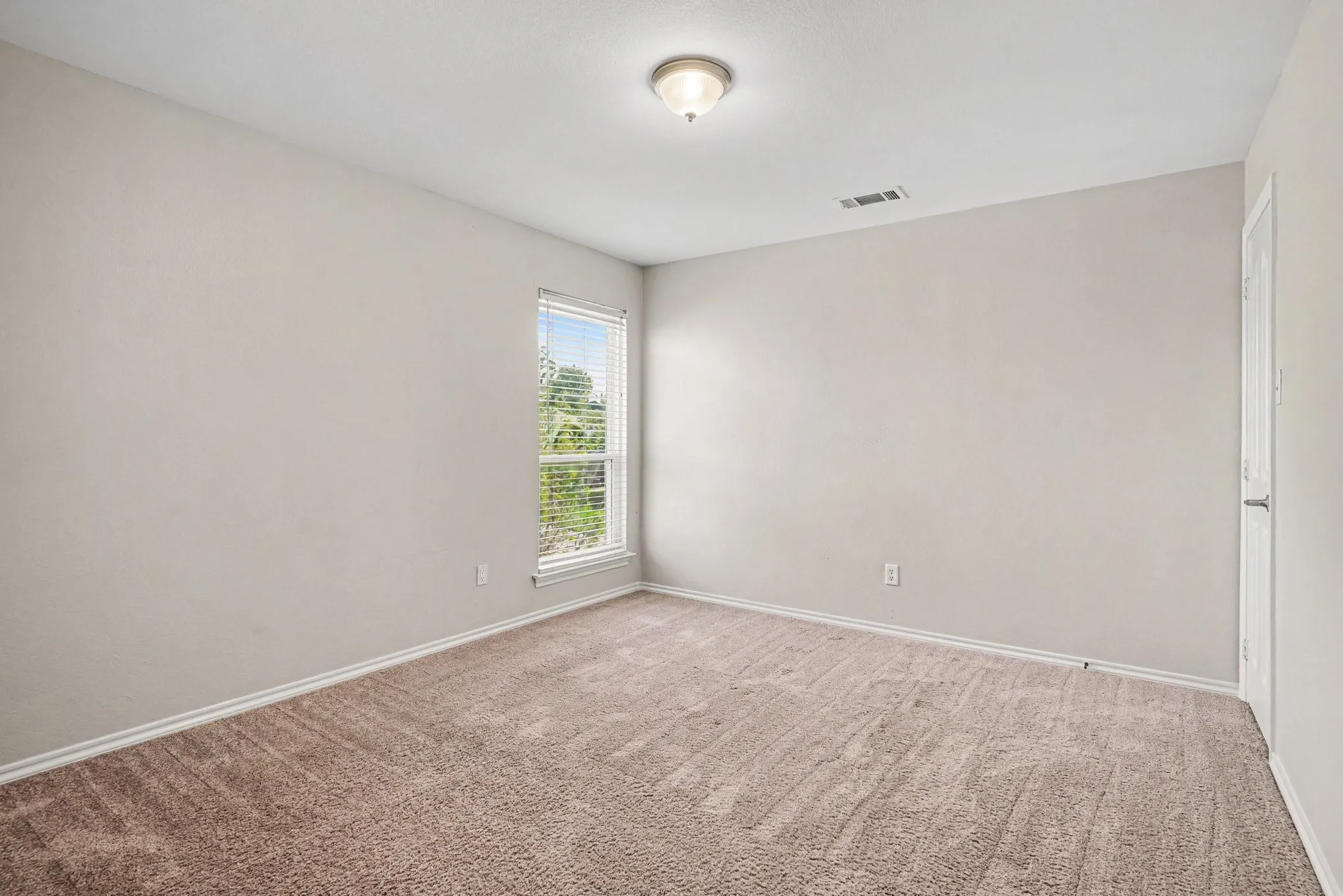 Single Family Residence For Sale in Tarrant County , 3908 Confidence Drive, Fort Worth, Texas 76244, 4 Bedroom, 3 Bathroom, 2 Garage spaces, 2,351 Sqft, built in 2004, mls#21391920, Real Estate Agent in Fort Worth, Homes For Sale in Tarrant county, Homes For Sale in Fort Worth, Realtor in Fort Worth Texas, Real Estate Brokerage Independent Realty Texas, Luminita Cordes Realtor