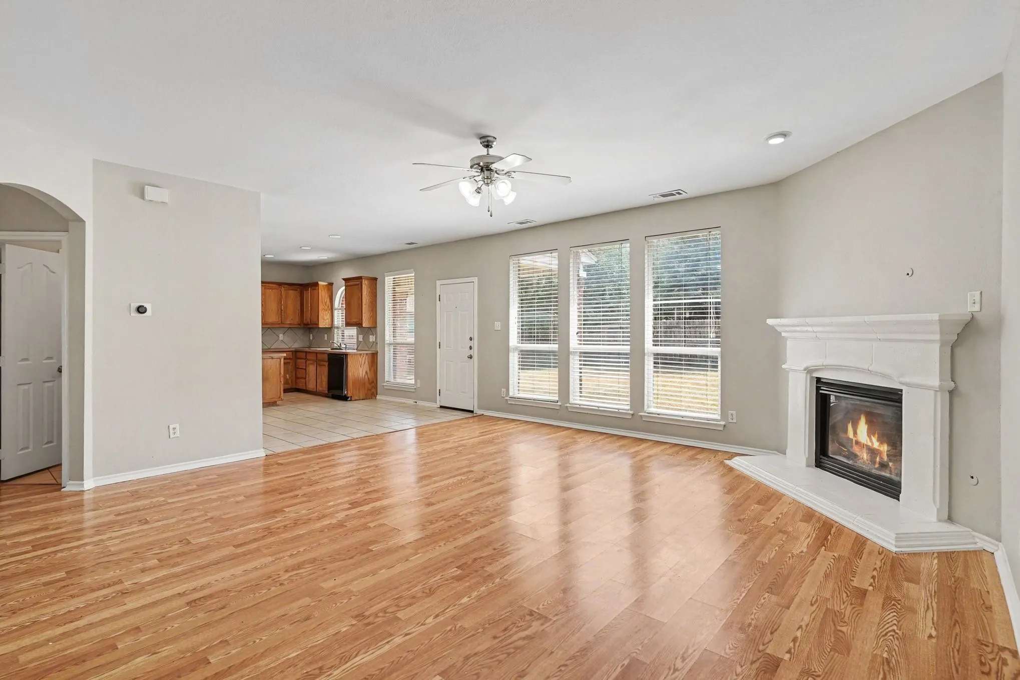 Single Family Residence For Sale in Tarrant County , 3908 Confidence Drive, Fort Worth, Texas 76244, 4 Bedroom, 3 Bathroom, 2 Garage spaces, 2,351 Sqft, built in 2004, mls#21391920, Real Estate Agent in Fort Worth, Homes For Sale in Tarrant county, Homes For Sale in Fort Worth, Realtor in Fort Worth Texas, Real Estate Brokerage Independent Realty Texas, Luminita Cordes Realtor