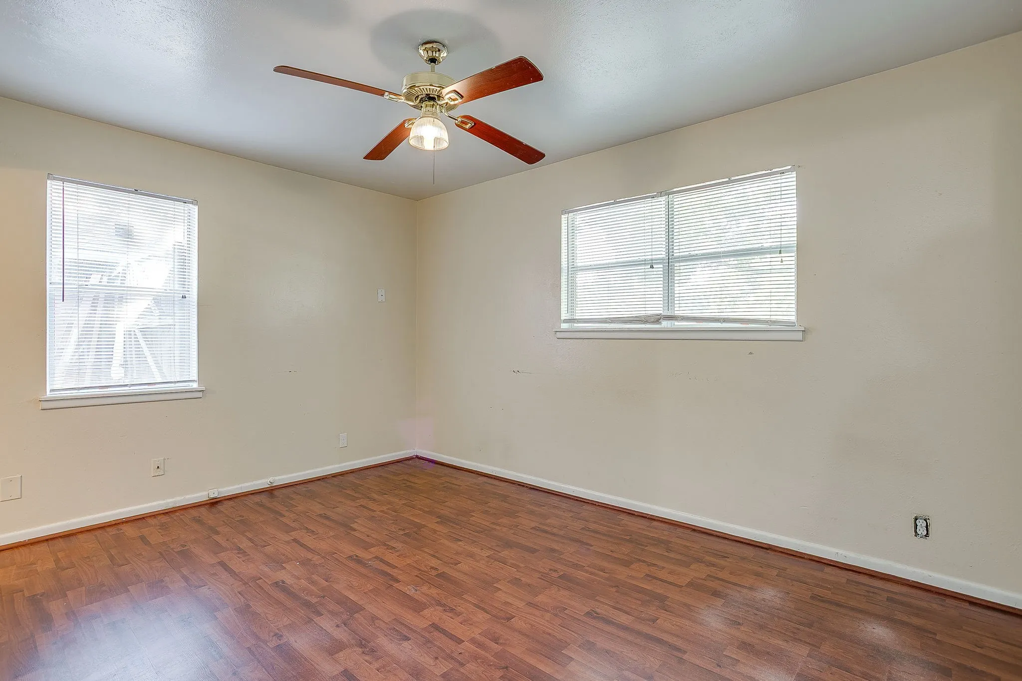 Single Family Residence For Sale in Tarrant County , 2904 Cordone Street, Fort Worth, Texas 76133, 3 Bedroom, 2 Bathroom, Garage spaces, 1,260 Sqft, built in 1955, mls#21396009, Real Estate Agent in Fort Worth, Homes For Sale in Tarrant county, Homes For Sale in Fort Worth, Realtor in Fort Worth Texas, Real Estate Brokerage Independent Realty Texas, Luminita Cordes Realtor