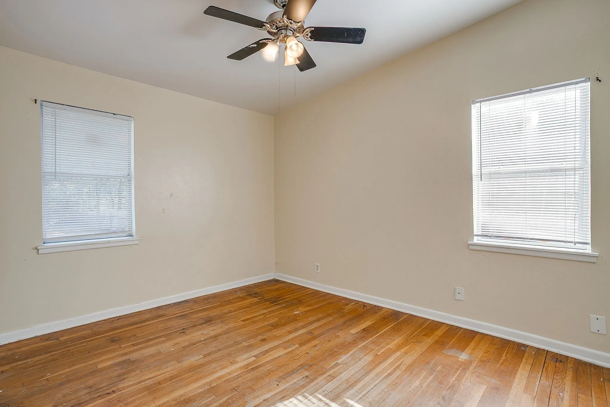 Single Family Residence For Sale in Tarrant County , 2904 Cordone Street, Fort Worth, Texas 76133, 3 Bedroom, 2 Bathroom, Garage spaces, 1,260 Sqft, built in 1955, mls#21396009, Real Estate Agent in Fort Worth, Homes For Sale in Tarrant county, Homes For Sale in Fort Worth, Realtor in Fort Worth Texas, Real Estate Brokerage Independent Realty Texas, Luminita Cordes Realtor