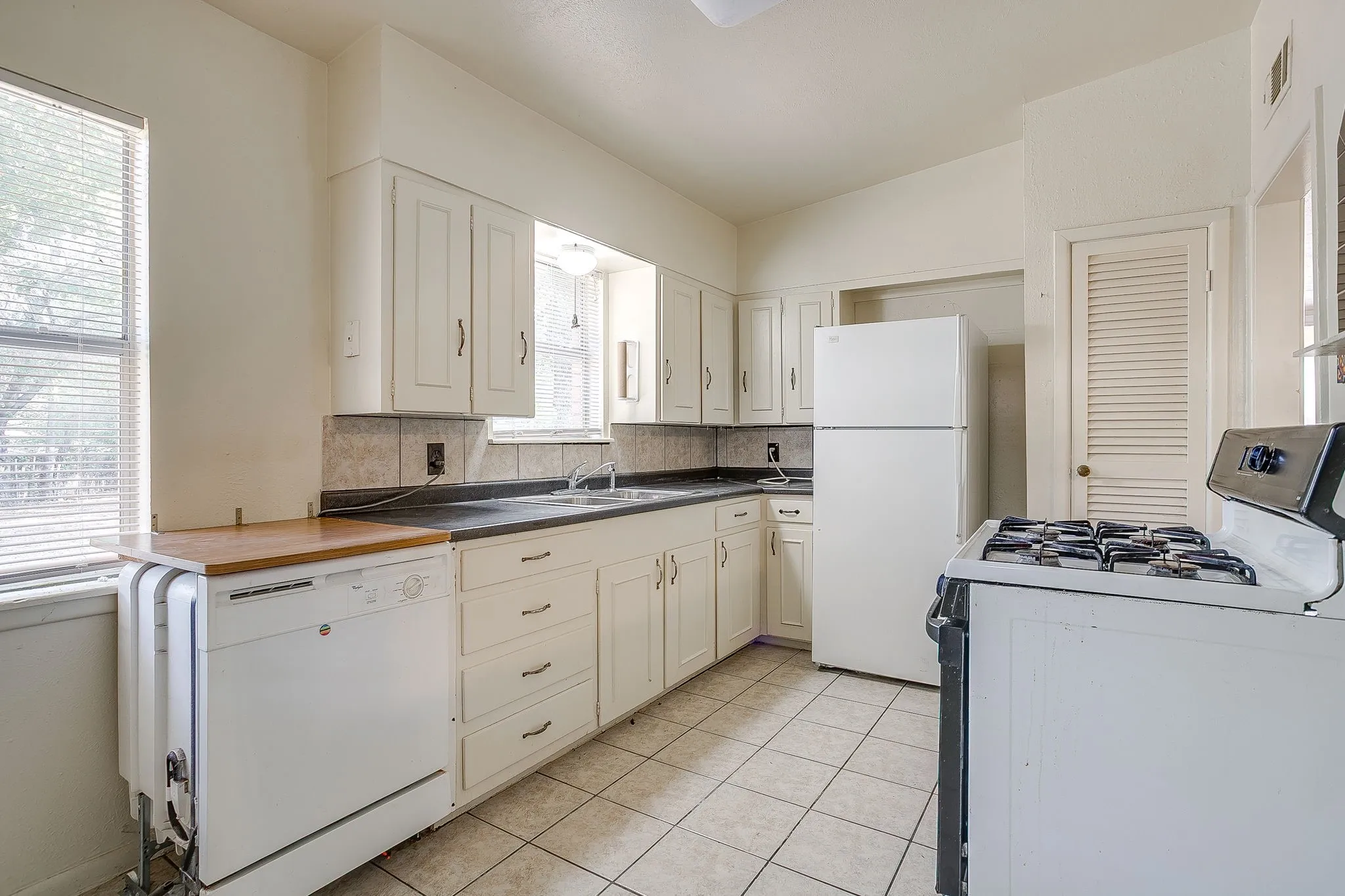 Single Family Residence For Sale in Tarrant County , 2904 Cordone Street, Fort Worth, Texas 76133, 3 Bedroom, 2 Bathroom, Garage spaces, 1,260 Sqft, built in 1955, mls#21396009, Real Estate Agent in Fort Worth, Homes For Sale in Tarrant county, Homes For Sale in Fort Worth, Realtor in Fort Worth Texas, Real Estate Brokerage Independent Realty Texas, Luminita Cordes Realtor