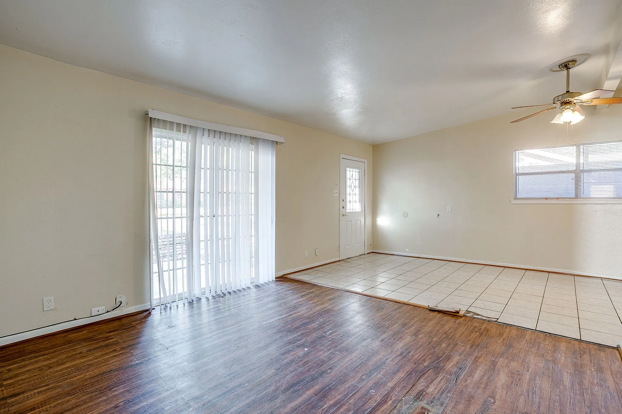Single Family Residence For Sale in Tarrant County , 2904 Cordone Street, Fort Worth, Texas 76133, 3 Bedroom, 2 Bathroom, Garage spaces, 1,260 Sqft, built in 1955, mls#21396009, Real Estate Agent in Fort Worth, Homes For Sale in Tarrant county, Homes For Sale in Fort Worth, Realtor in Fort Worth Texas, Real Estate Brokerage Independent Realty Texas, Luminita Cordes Realtor