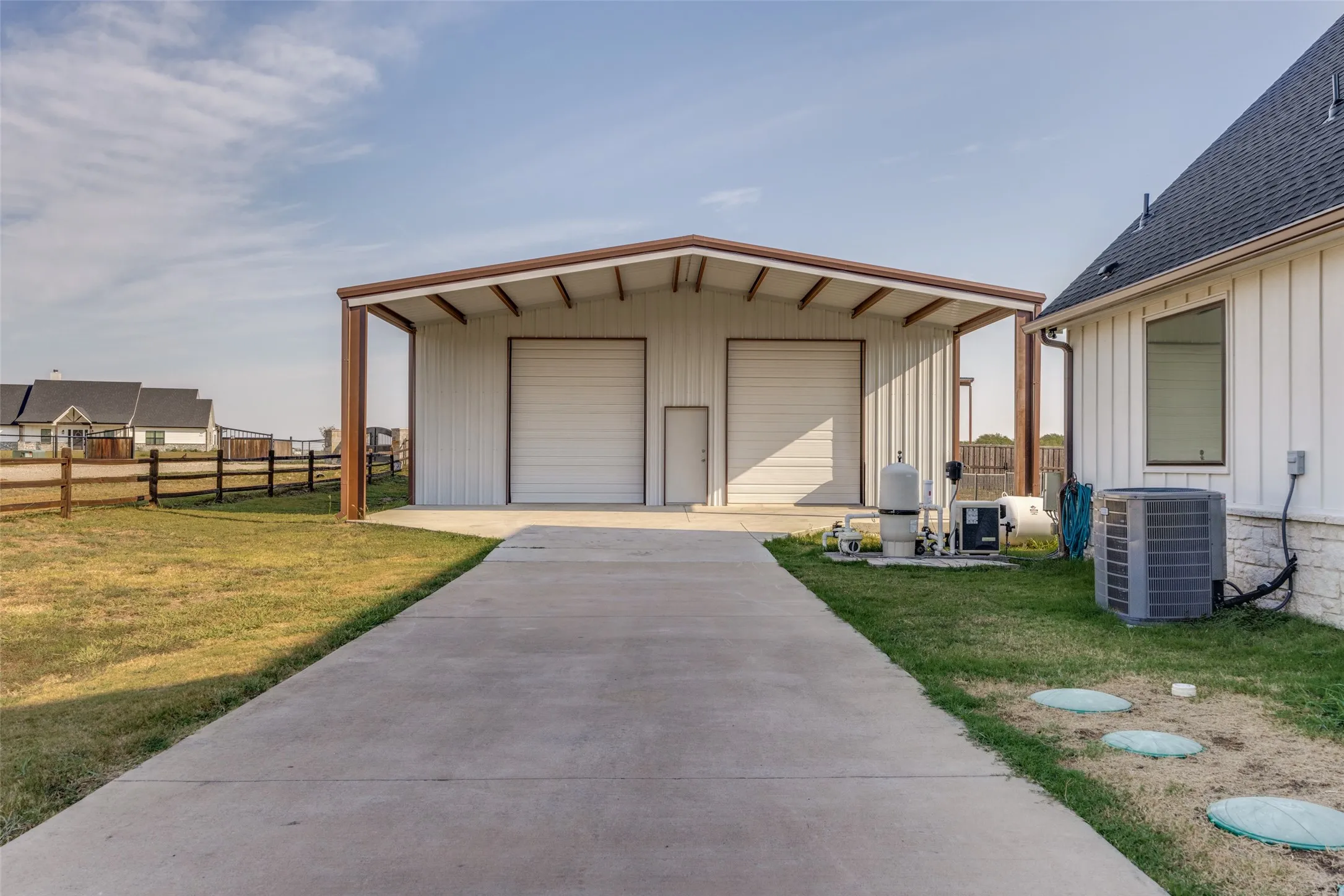 Single Family Residence For Sale in Grayson County , 341 George Road, Howe, Texas 75459, 4 Bedroom, 5 Bathroom, 3 Garage spaces, 3,372 Sqft, built in 2020, mls#21381397, Real Estate Agent in Howe, Homes For Sale in Grayson county, Homes For Sale in Howe, Realtor in Howe Texas, Real Estate Brokerage Independent Realty Texas, Luminita Cordes Realtor