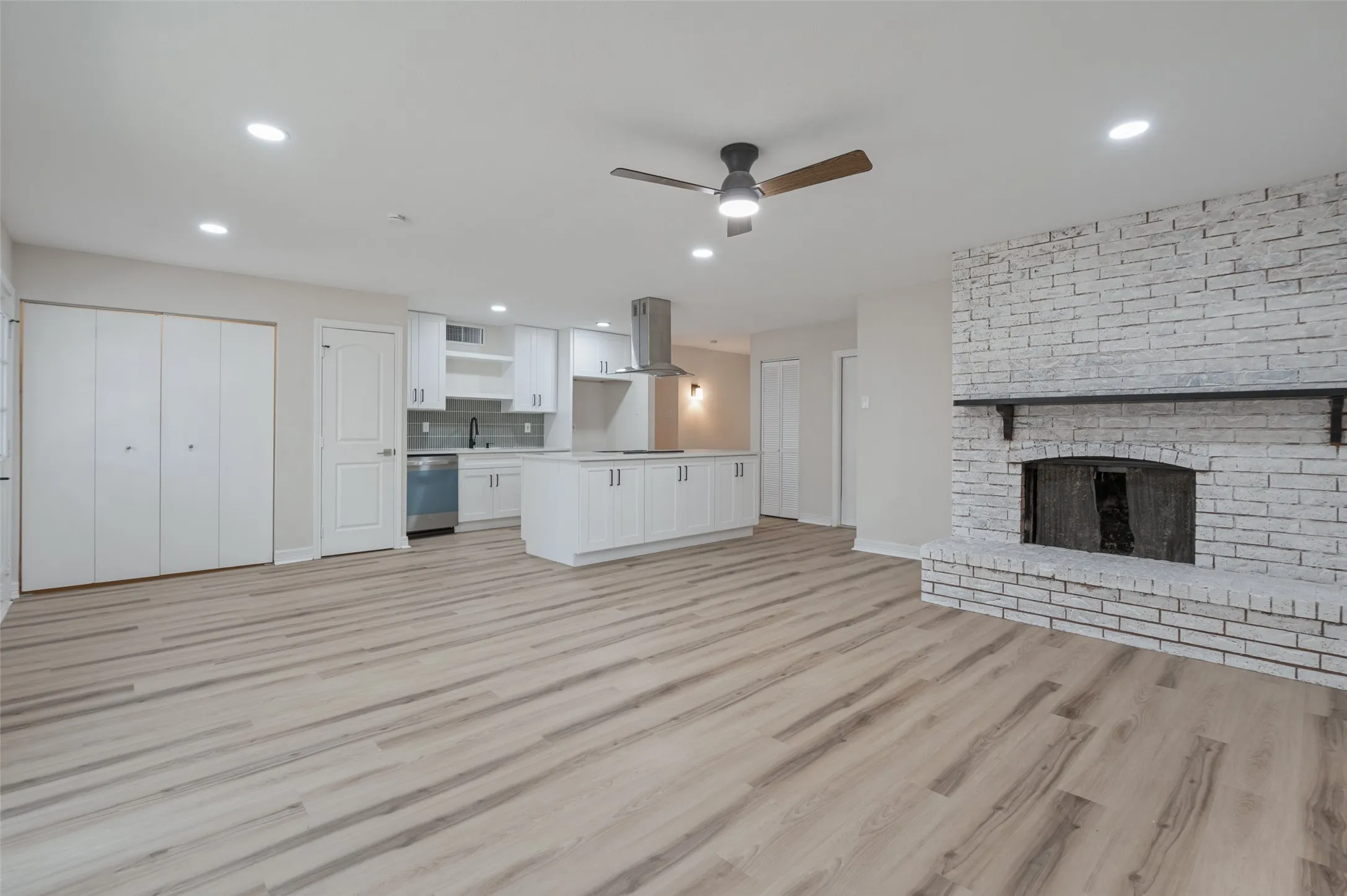 Single Family Residence For Sale in Denton County , 5221 Alpha Drive, The Colony, Texas 75056, 3 Bedroom, 2 Bathroom, 2 Garage spaces, 1,488 Sqft, built in 1974, mls#21397605, Real Estate Agent in The Colony, Homes For Sale in Denton county, Homes For Sale in The Colony, Realtor in The Colony Texas, Real Estate Brokerage Independent Realty Texas, Luminita Cordes Realtor