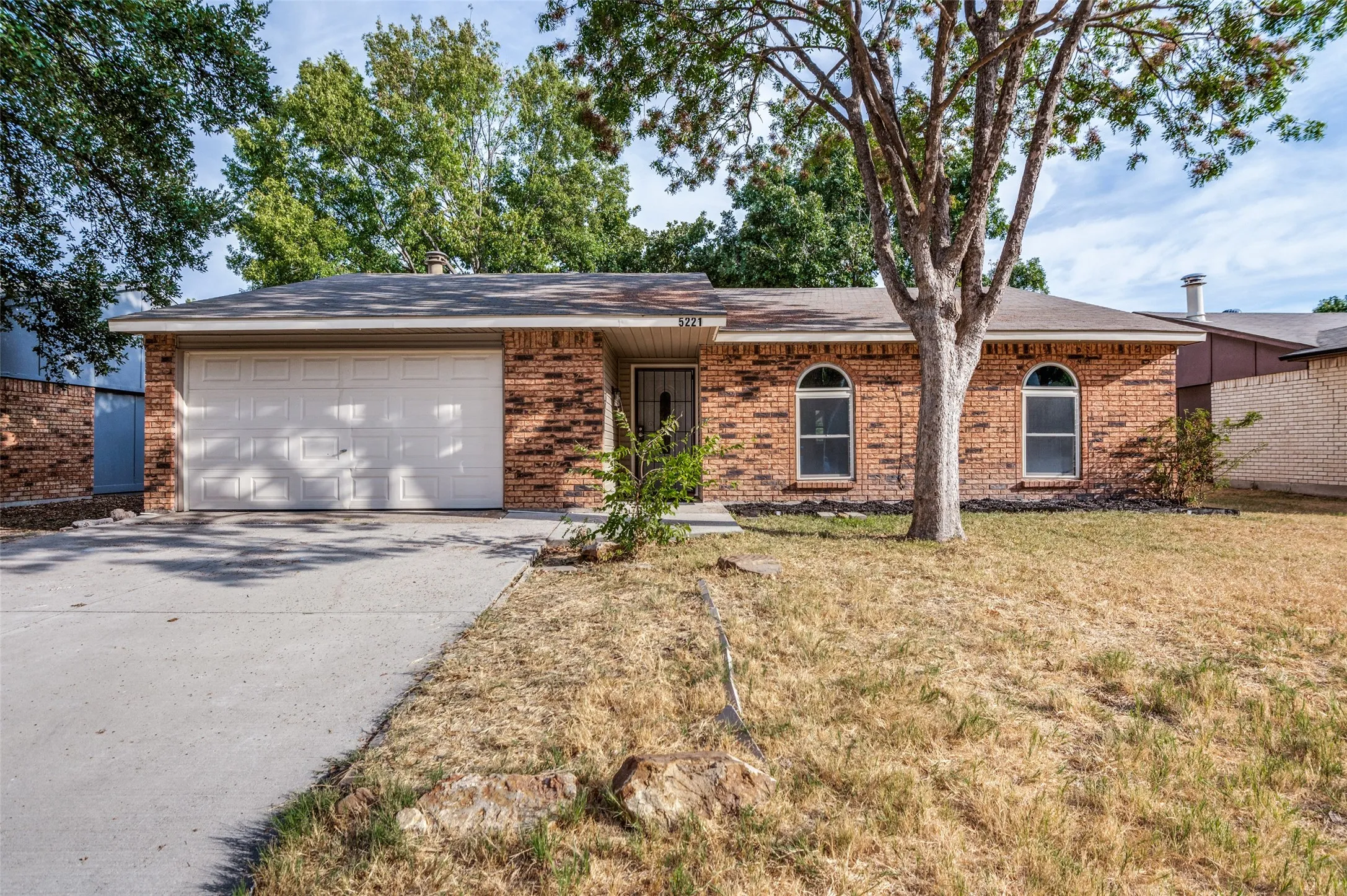 Single Family Residence For Sale in Denton County , 5221 Alpha Drive, The Colony, Texas 75056, 3 Bedroom, 2 Bathroom, 2 Garage spaces, 1,488 Sqft, built in 1974, mls#21397605, Real Estate Agent in The Colony, Homes For Sale in Denton county, Homes For Sale in The Colony, Realtor in The Colony Texas, Real Estate Brokerage Independent Realty Texas, Luminita Cordes Realtor
