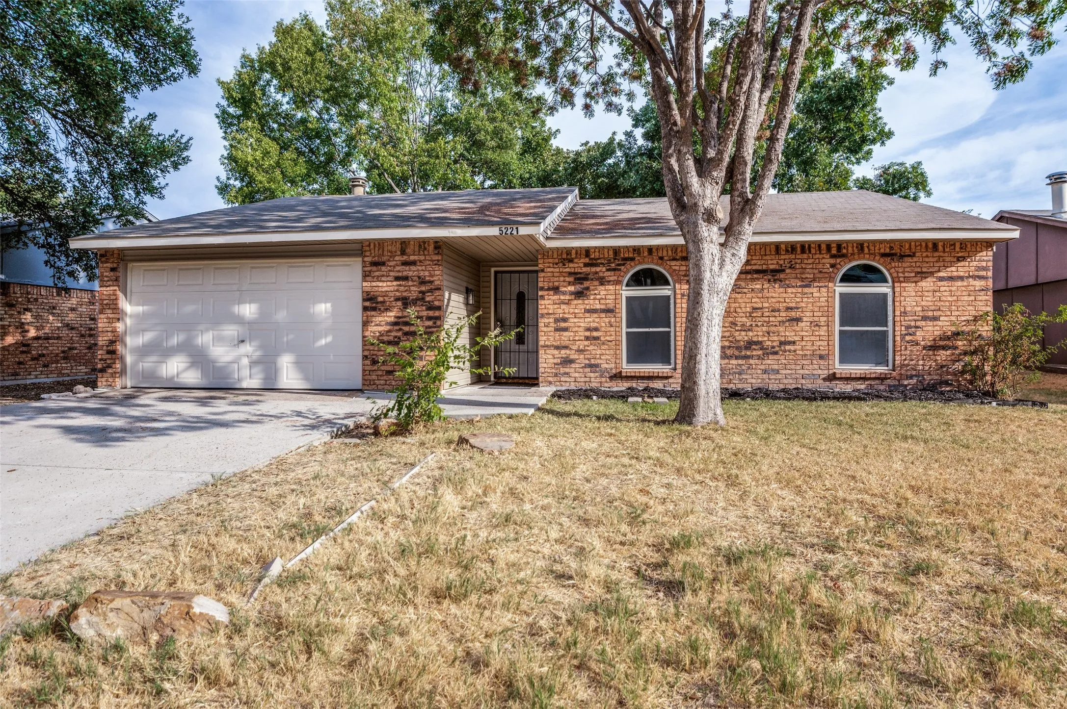 Single Family Residence For Sale in Denton County , 5221 Alpha Drive, The Colony, Texas 75056, 3 Bedroom, 2 Bathroom, 2 Garage spaces, 1,488 Sqft, built in 1974, mls#21397605, Real Estate Agent in The Colony, Homes For Sale in Denton county, Homes For Sale in The Colony, Realtor in The Colony Texas, Real Estate Brokerage Independent Realty Texas, Luminita Cordes Realtor