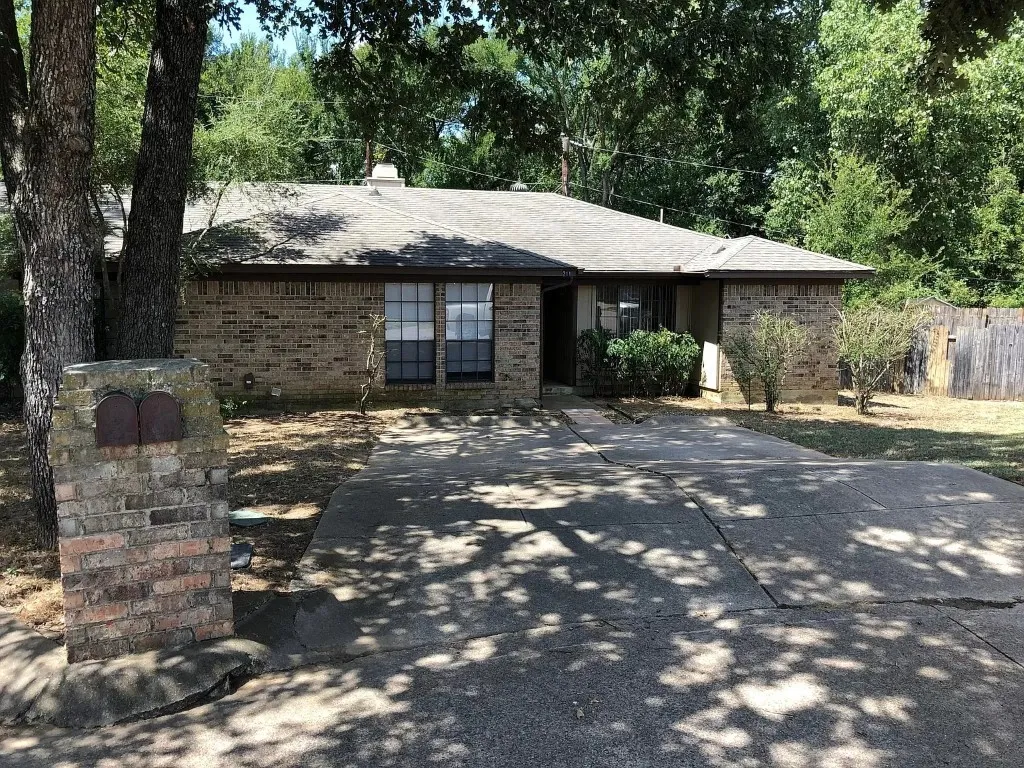 Single Family Residence For Sale in Tarrant County , 211 Alston Court, Mansfield, Texas 76063, 4 Bedroom, 2 Bathroom, Garage spaces, 2,411 Sqft, built in 1984, mls#21397318, Real Estate Agent in Mansfield, Homes For Sale in Tarrant county, Homes For Sale in Mansfield, Realtor in Mansfield Texas, Real Estate Brokerage Independent Realty Texas, Luminita Cordes Realtor