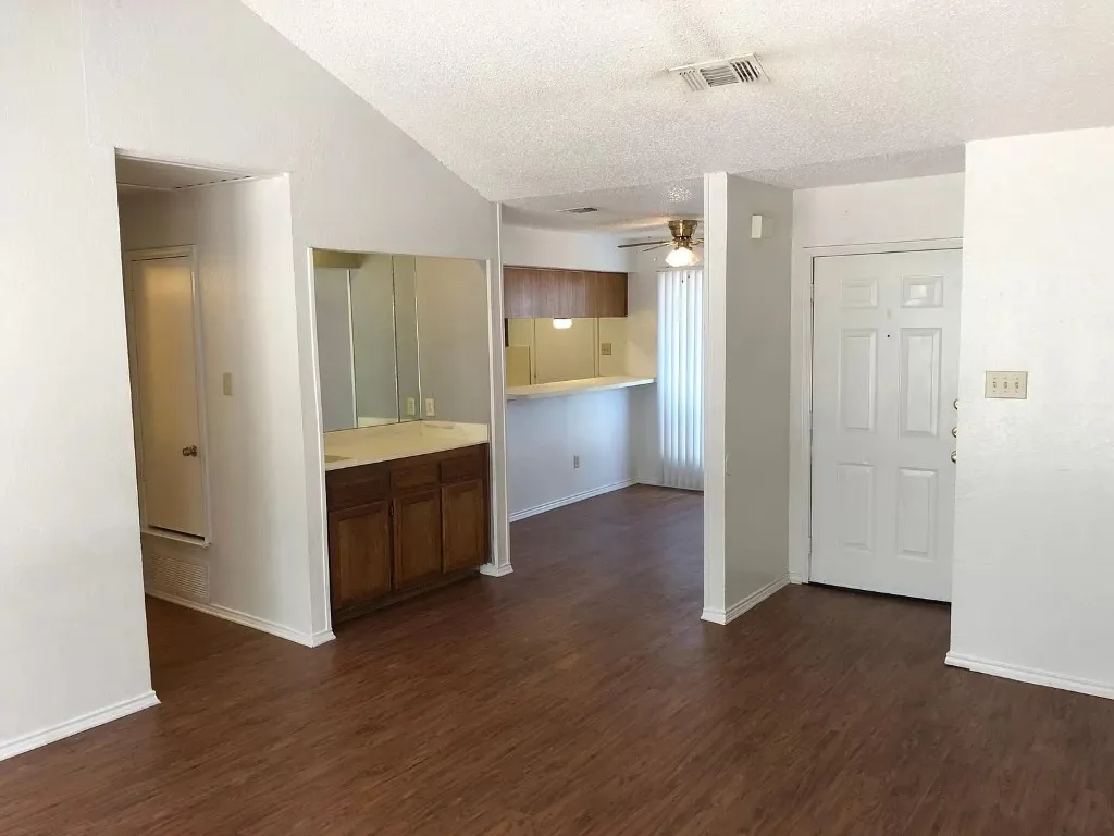 Single Family Residence For Sale in Tarrant County , 211 Alston Court, Mansfield, Texas 76063, 4 Bedroom, 2 Bathroom, Garage spaces, 2,411 Sqft, built in 1984, mls#21397318, Real Estate Agent in Mansfield, Homes For Sale in Tarrant county, Homes For Sale in Mansfield, Realtor in Mansfield Texas, Real Estate Brokerage Independent Realty Texas, Luminita Cordes Realtor