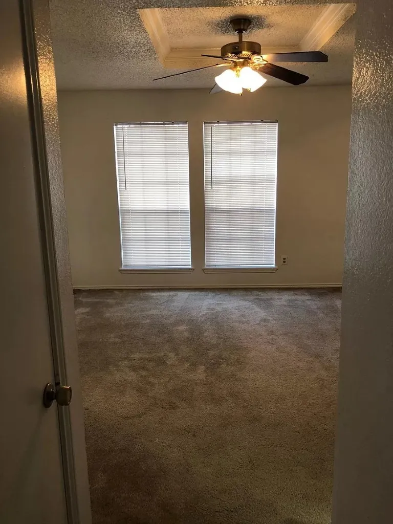 Ceiling fan with integrated lighting
