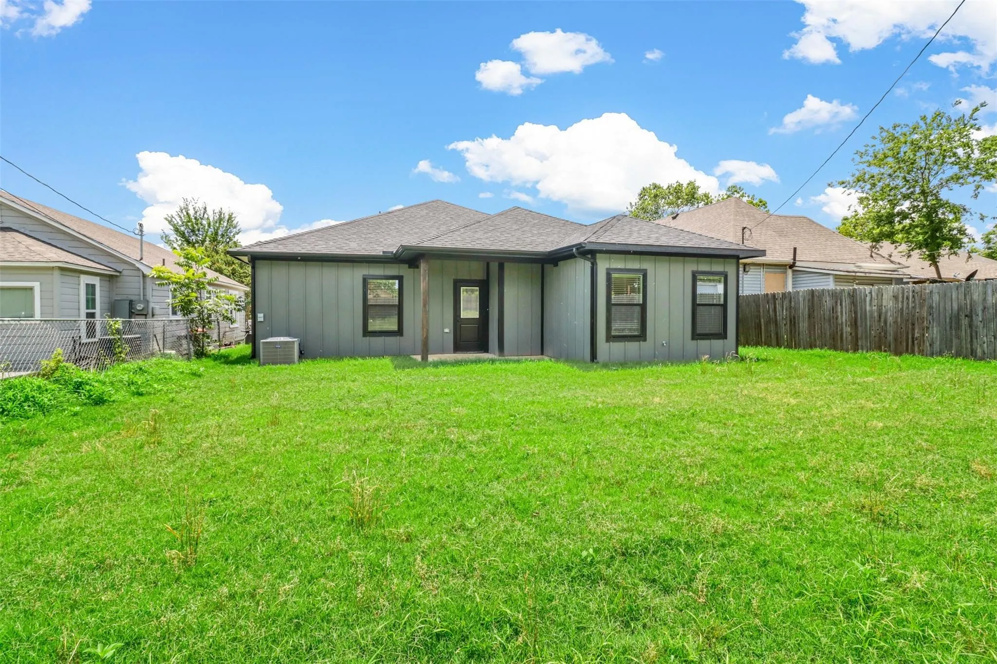 Single Family Residence For Rent in Grayson County , 405 W Hull Street, Denison, Texas 75020, 3 Bedroom, 2 Bathroom, 2 Garage spaces, 1,344 Sqft, built in 2024, mls#21397704, Real Estate Agent in Denison, Homes For Rent in Grayson county, Homes For Rent in Denison, Realtor in Denison Texas, Real Estate Brokerage Independent Realty Texas, Luminita Cordes Realtor