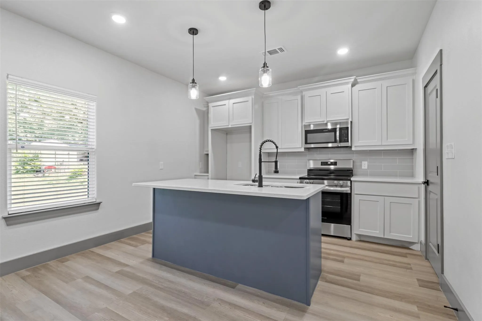 Single Family Residence For Rent in Grayson County , 405 W Hull Street, Denison, Texas 75020, 3 Bedroom, 2 Bathroom, 2 Garage spaces, 1,344 Sqft, built in 2024, mls#21397704, Real Estate Agent in Denison, Homes For Rent in Grayson county, Homes For Rent in Denison, Realtor in Denison Texas, Real Estate Brokerage Independent Realty Texas, Luminita Cordes Realtor