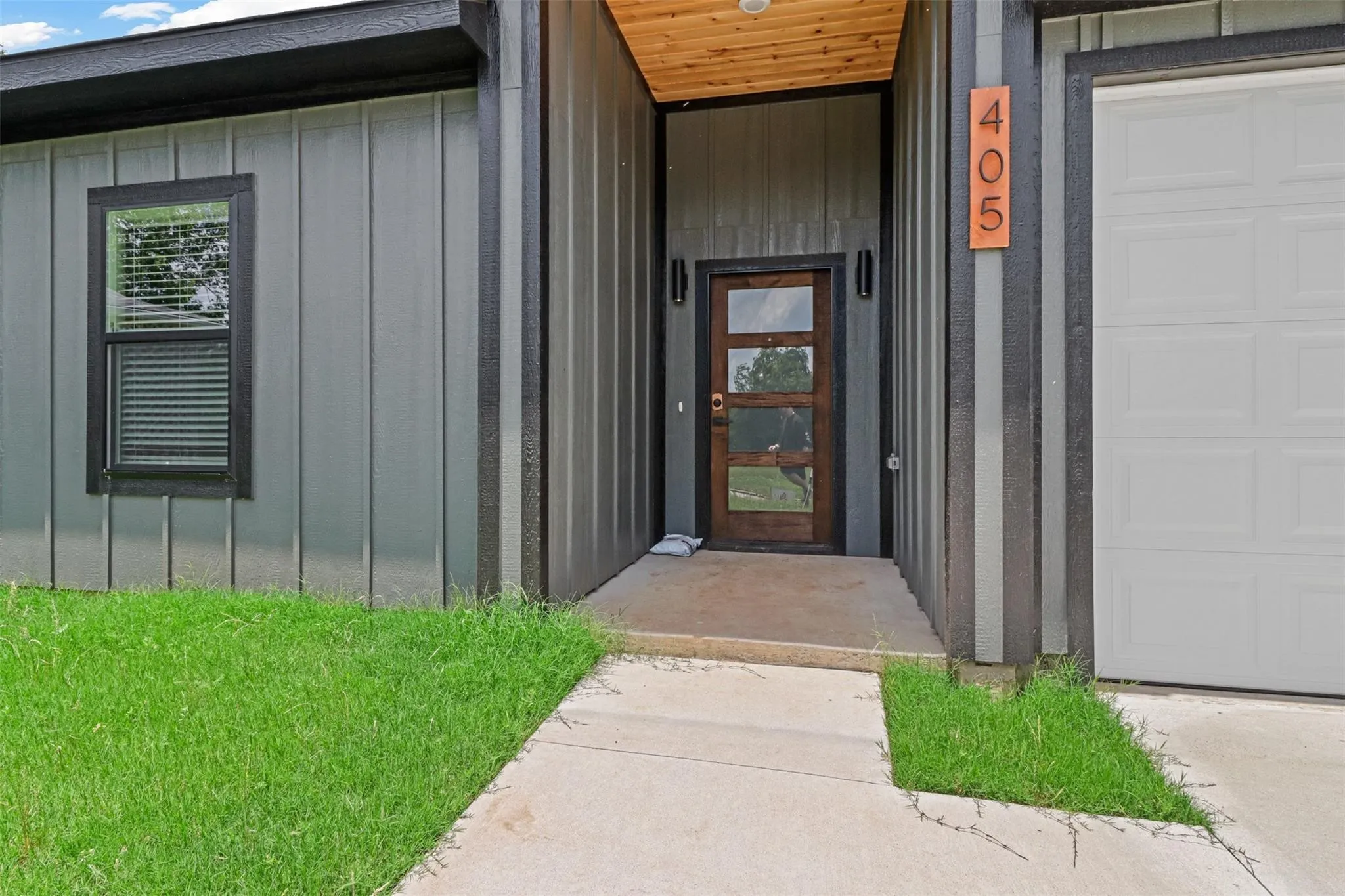 Single Family Residence For Rent in Grayson County , 405 W Hull Street, Denison, Texas 75020, 3 Bedroom, 2 Bathroom, 2 Garage spaces, 1,344 Sqft, built in 2024, mls#21397704, Real Estate Agent in Denison, Homes For Rent in Grayson county, Homes For Rent in Denison, Realtor in Denison Texas, Real Estate Brokerage Independent Realty Texas, Luminita Cordes Realtor
