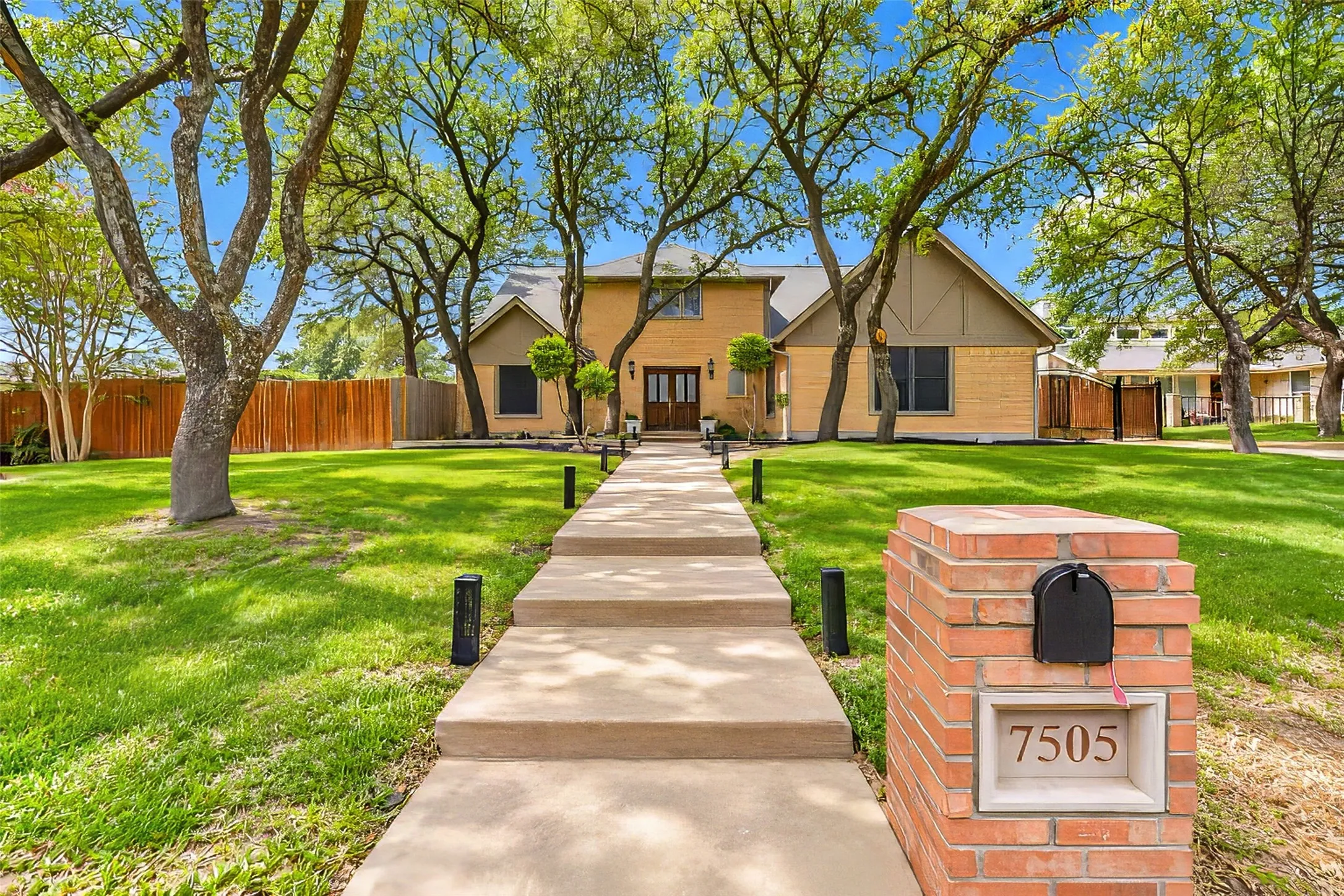 Single Family Residence For Sale in Tarrant County , 7505 Canyon Crest Court, Fort Worth, Texas 76179, 4 Bedroom, 3 Bathroom, 2 Garage spaces, 3,082 Sqft, built in 1977, mls#21397643, Real Estate Agent in Fort Worth, Homes For Sale in Tarrant county, Homes For Sale in Fort Worth, Realtor in Fort Worth Texas, Real Estate Brokerage Independent Realty Texas, Luminita Cordes Realtor