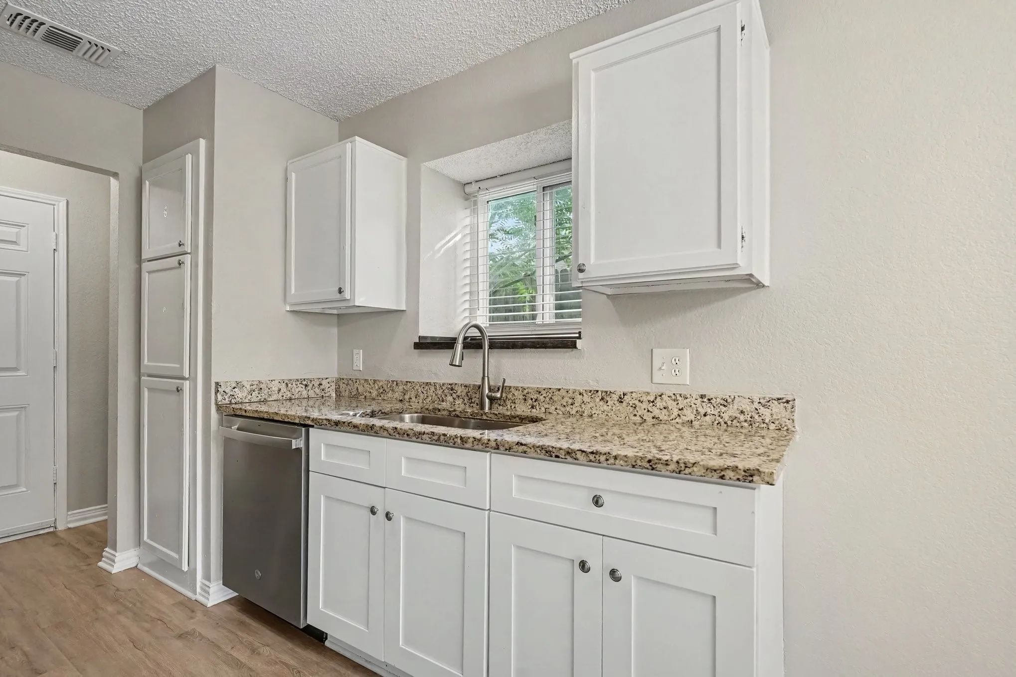 Single Family Residence For Sale in Tarrant County , 7500 Little Rock Lane, Fort Worth, Texas 76120, 3 Bedroom, 2 Bathroom, 2 Garage spaces, 1,230 Sqft, built in 1986, mls#21392665, Real Estate Agent in Fort Worth, Homes For Sale in Tarrant county, Homes For Sale in Fort Worth, Realtor in Fort Worth Texas, Real Estate Brokerage Independent Realty Texas, Luminita Cordes Realtor