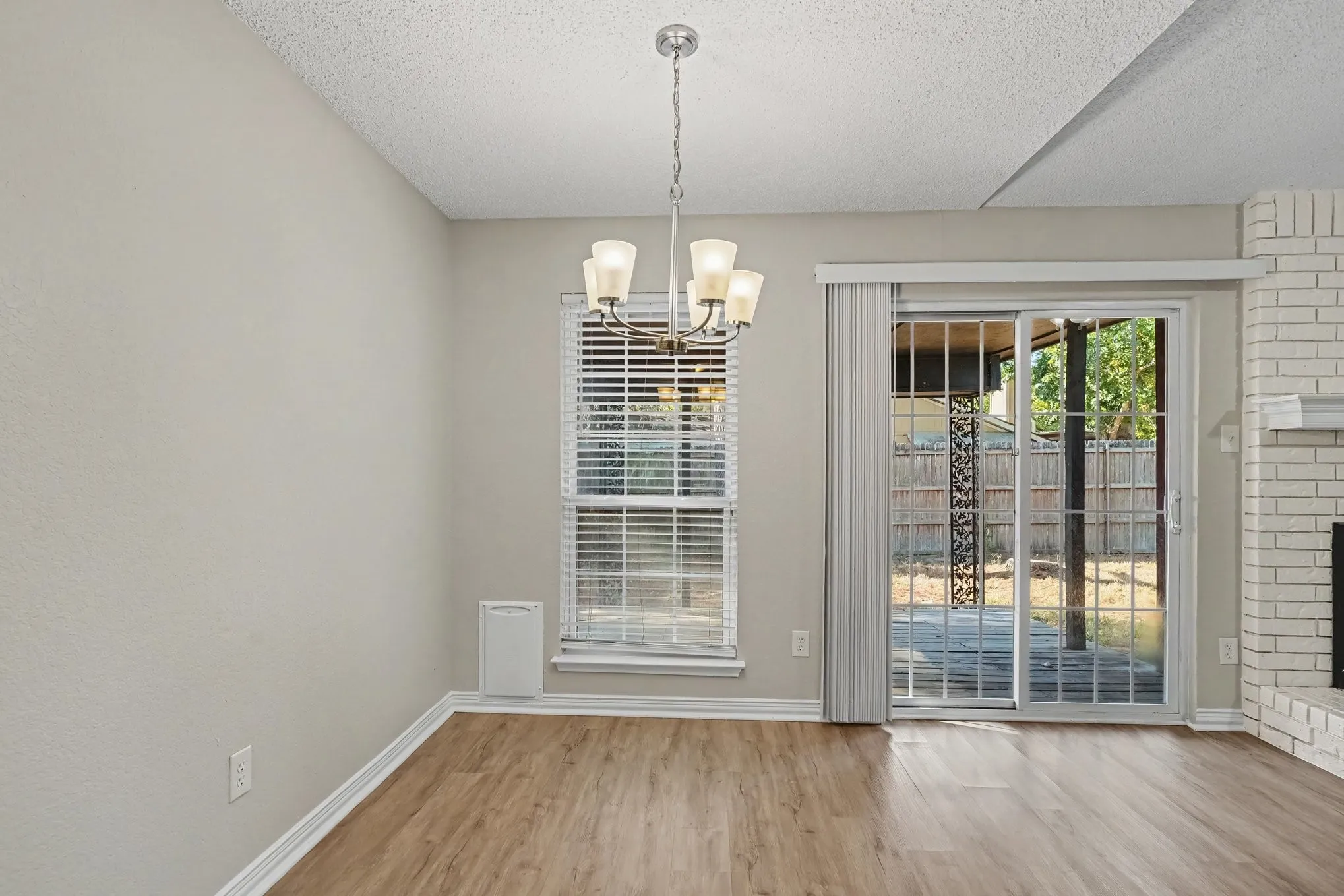 Single Family Residence For Sale in Tarrant County , 7500 Little Rock Lane, Fort Worth, Texas 76120, 3 Bedroom, 2 Bathroom, 2 Garage spaces, 1,230 Sqft, built in 1986, mls#21392665, Real Estate Agent in Fort Worth, Homes For Sale in Tarrant county, Homes For Sale in Fort Worth, Realtor in Fort Worth Texas, Real Estate Brokerage Independent Realty Texas, Luminita Cordes Realtor
