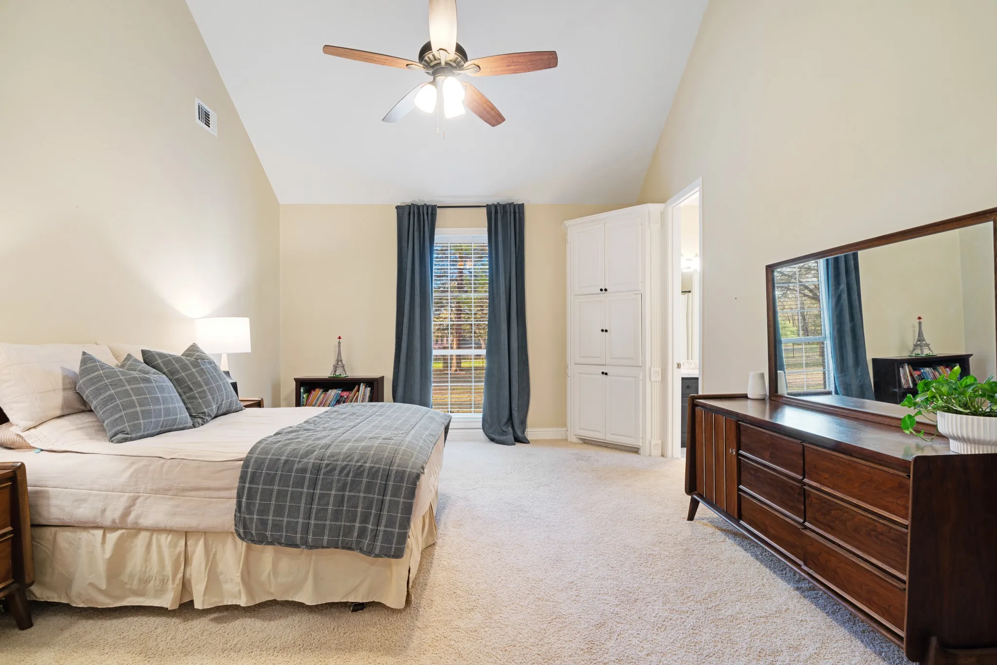 Single Family Residence For Sale in Lamar County , 390 Timber Lakes Drive, Powderly, Texas 75473, 4 Bedroom, 4 Bathroom, 2 Garage spaces, 4,802 Sqft, built in 1993, mls#21397717, Real Estate Agent in Powderly, Homes For Sale in Lamar county, Homes For Sale in Powderly, Realtor in Powderly Texas, Real Estate Brokerage Independent Realty Texas, Luminita Cordes Realtor