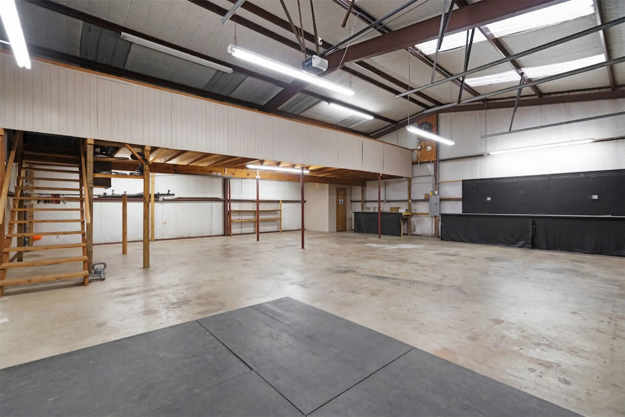Single Family Residence For Sale in Lamar County , 390 Timber Lakes Drive, Powderly, Texas 75473, 4 Bedroom, 4 Bathroom, 2 Garage spaces, 4,802 Sqft, built in 1993, mls#21397717, Real Estate Agent in Powderly, Homes For Sale in Lamar county, Homes For Sale in Powderly, Realtor in Powderly Texas, Real Estate Brokerage Independent Realty Texas, Luminita Cordes Realtor