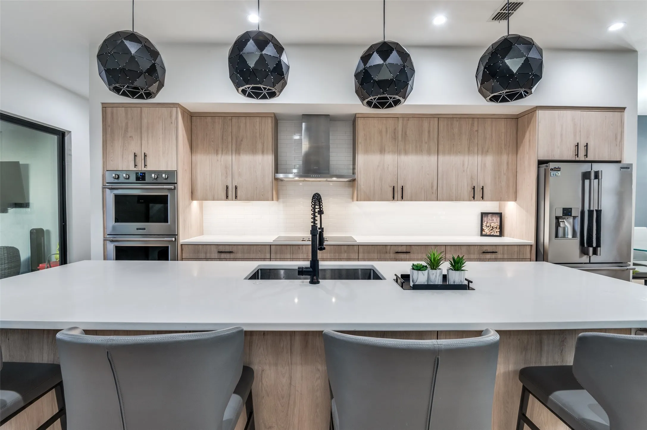 Single Family Residence For Sale in Dallas County , 5441 Melrose Avenue, Dallas, Texas 75206, 3 Bedroom, 3 Bathroom, 2 Garage spaces, 3,343 Sqft, built in 2019, mls#21396339, Real Estate Agent in Dallas, Homes For Sale in Dallas county, Homes For Sale in Dallas, Realtor in Dallas Texas, Real Estate Brokerage Independent Realty Texas, Luminita Cordes Realtor