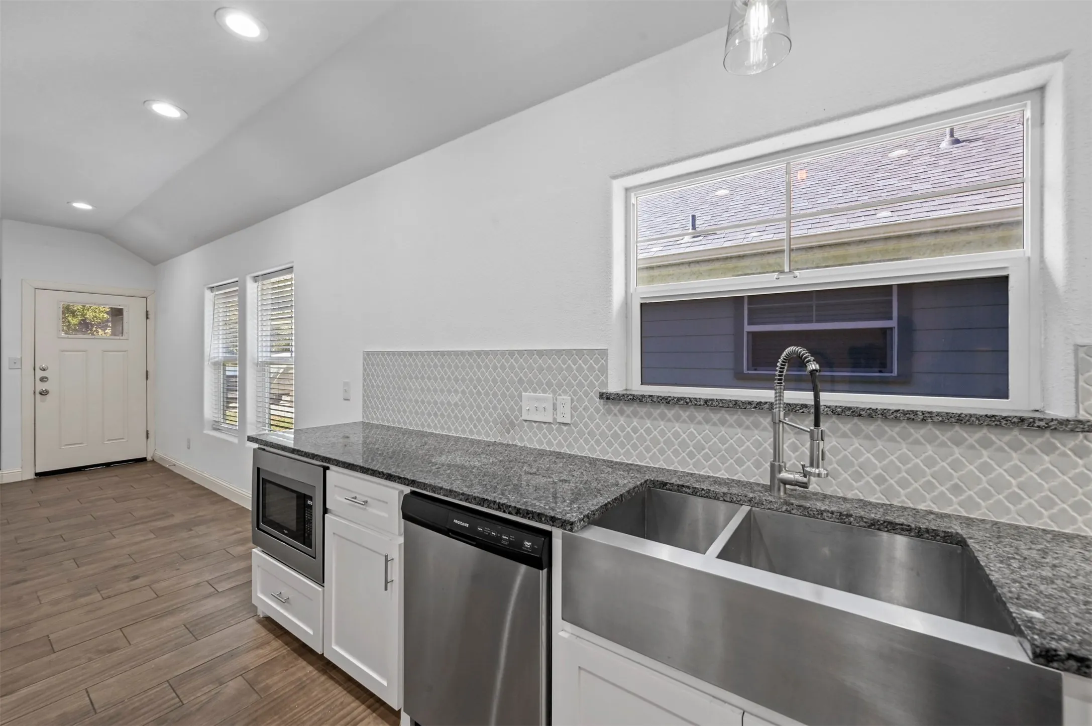Duplex For Rent in Grayson County , 607 E Carter Street 607, Sherman, Texas 75090, 3 Bedroom, 2 Bathroom, 1 Garage spaces, 1,230 Sqft, built in 2019, mls#21397720, Real Estate Agent in Sherman, Homes For Rent in Grayson county, Homes For Rent in Sherman, Realtor in Sherman Texas, Real Estate Brokerage Independent Realty Texas, Luminita Cordes Realtor