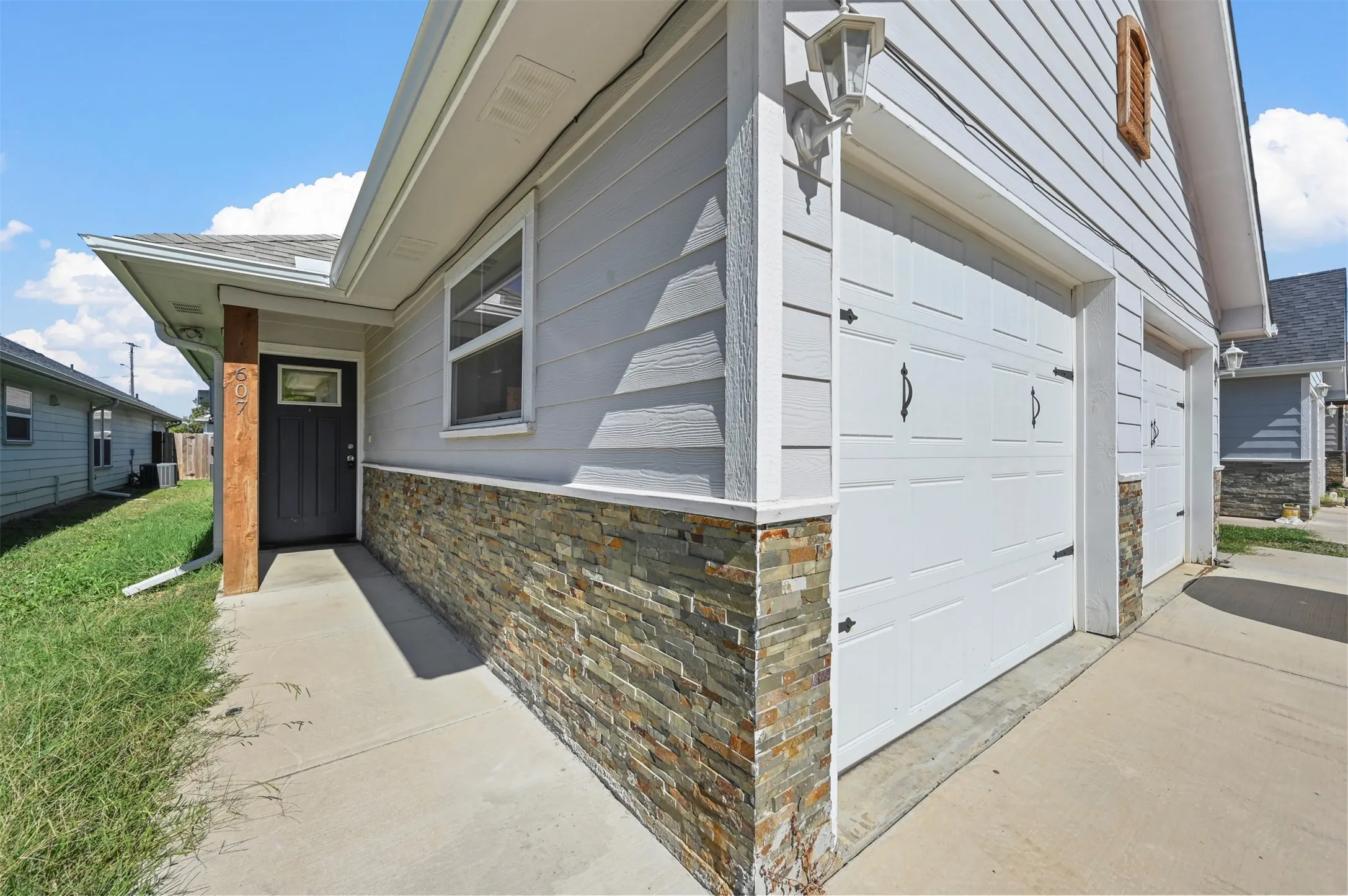 Duplex For Rent in Grayson County , 607 E Carter Street 607, Sherman, Texas 75090, 3 Bedroom, 2 Bathroom, 1 Garage spaces, 1,230 Sqft, built in 2019, mls#21397720, Real Estate Agent in Sherman, Homes For Rent in Grayson county, Homes For Rent in Sherman, Realtor in Sherman Texas, Real Estate Brokerage Independent Realty Texas, Luminita Cordes Realtor