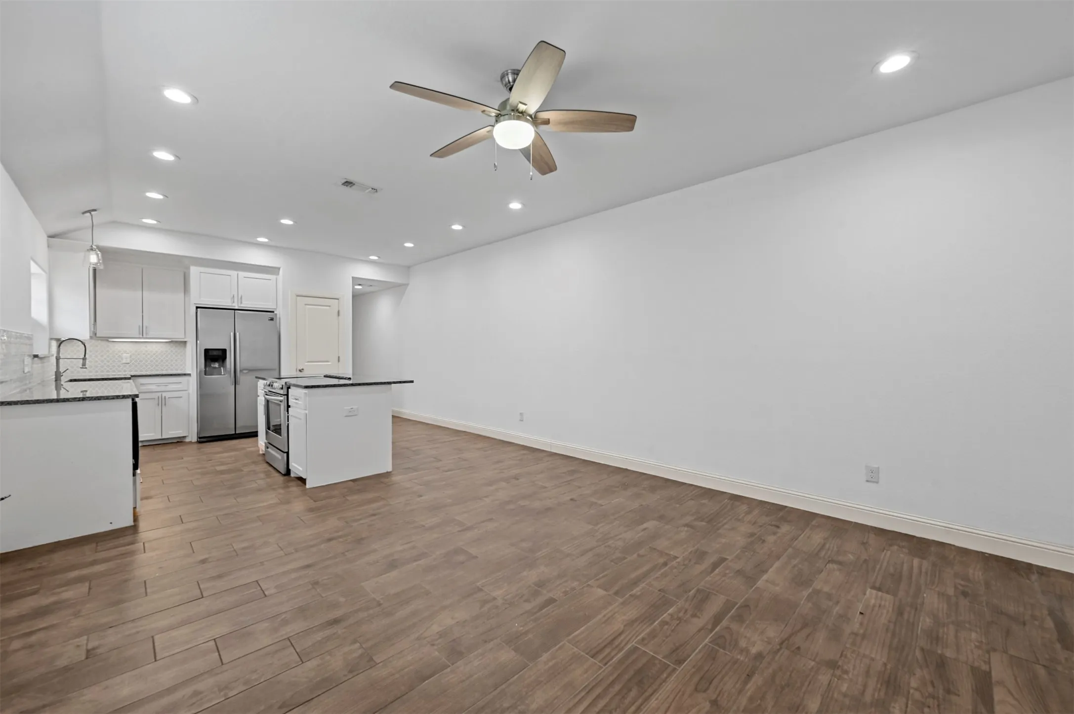 Duplex For Rent in Grayson County , 607 E Carter Street 607, Sherman, Texas 75090, 3 Bedroom, 2 Bathroom, 1 Garage spaces, 1,230 Sqft, built in 2019, mls#21397720, Real Estate Agent in Sherman, Homes For Rent in Grayson county, Homes For Rent in Sherman, Realtor in Sherman Texas, Real Estate Brokerage Independent Realty Texas, Luminita Cordes Realtor