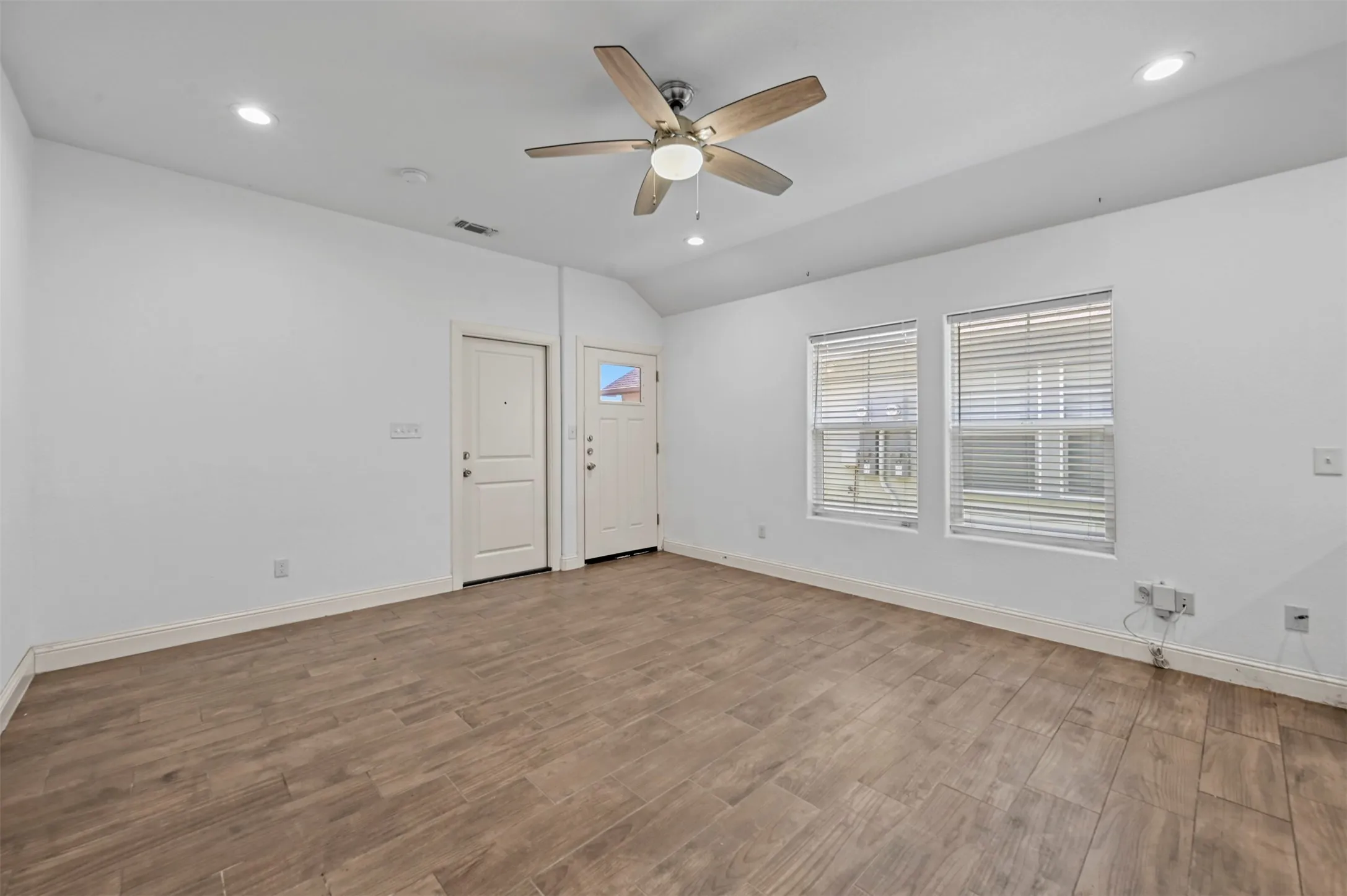 Duplex For Rent in Grayson County , 607 E Carter Street 607, Sherman, Texas 75090, 3 Bedroom, 2 Bathroom, 1 Garage spaces, 1,230 Sqft, built in 2019, mls#21397720, Real Estate Agent in Sherman, Homes For Rent in Grayson county, Homes For Rent in Sherman, Realtor in Sherman Texas, Real Estate Brokerage Independent Realty Texas, Luminita Cordes Realtor