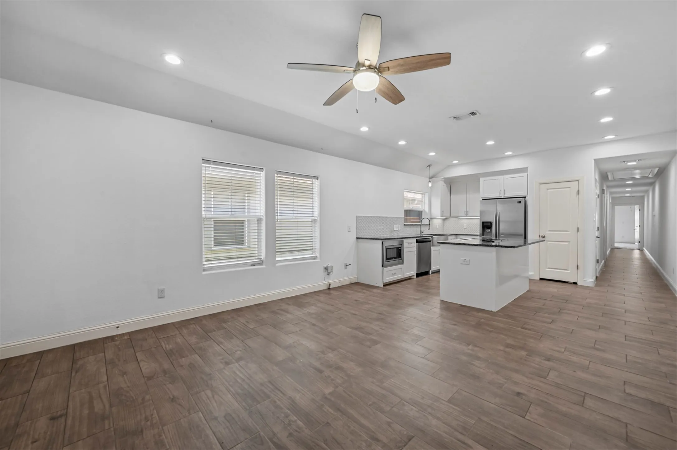 Duplex For Rent in Grayson County , 607 E Carter Street 607, Sherman, Texas 75090, 3 Bedroom, 2 Bathroom, 1 Garage spaces, 1,230 Sqft, built in 2019, mls#21397720, Real Estate Agent in Sherman, Homes For Rent in Grayson county, Homes For Rent in Sherman, Realtor in Sherman Texas, Real Estate Brokerage Independent Realty Texas, Luminita Cordes Realtor