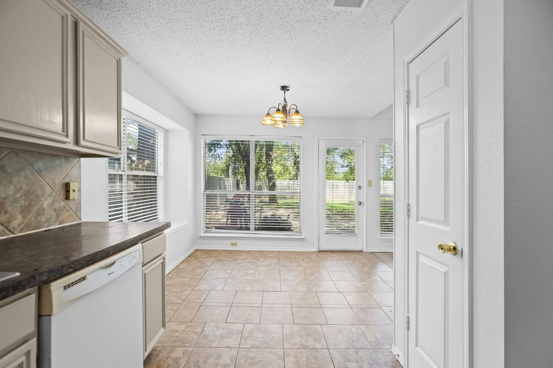 Single Family Residence For Sale in Tarrant County , 1219 Brooklawn Drive, Arlington, Texas 76018, 3 Bedroom, 2 Bathroom, 2 Garage spaces, 1,380 Sqft, built in 1987, mls#21397333, Real Estate Agent in Arlington, Homes For Sale in Tarrant county, Homes For Sale in Arlington, Realtor in Arlington Texas, Real Estate Brokerage Independent Realty Texas, Luminita Cordes Realtor