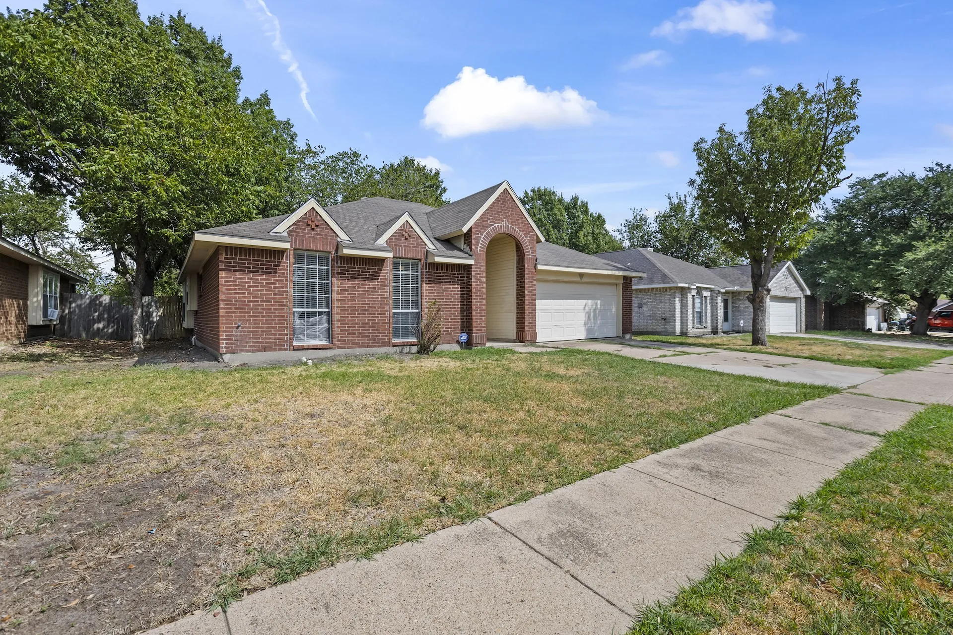 Single Family Residence For Sale in Tarrant County , 1219 Brooklawn Drive, Arlington, Texas 76018, 3 Bedroom, 2 Bathroom, 2 Garage spaces, 1,380 Sqft, built in 1987, mls#21397333, Real Estate Agent in Arlington, Homes For Sale in Tarrant county, Homes For Sale in Arlington, Realtor in Arlington Texas, Real Estate Brokerage Independent Realty Texas, Luminita Cordes Realtor