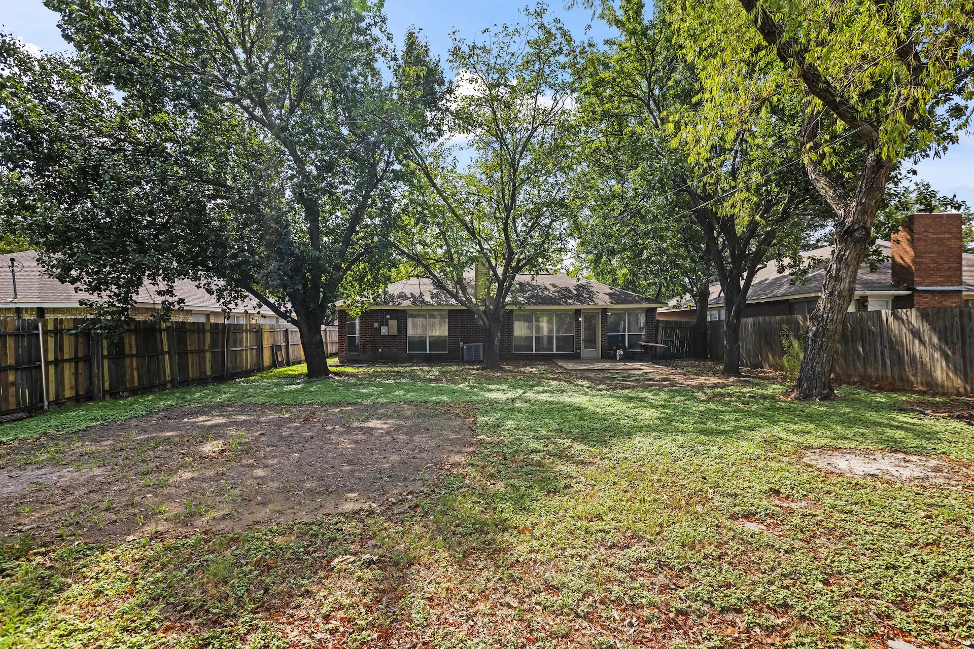 Single Family Residence For Sale in Tarrant County , 1219 Brooklawn Drive, Arlington, Texas 76018, 3 Bedroom, 2 Bathroom, 2 Garage spaces, 1,380 Sqft, built in 1987, mls#21397333, Real Estate Agent in Arlington, Homes For Sale in Tarrant county, Homes For Sale in Arlington, Realtor in Arlington Texas, Real Estate Brokerage Independent Realty Texas, Luminita Cordes Realtor