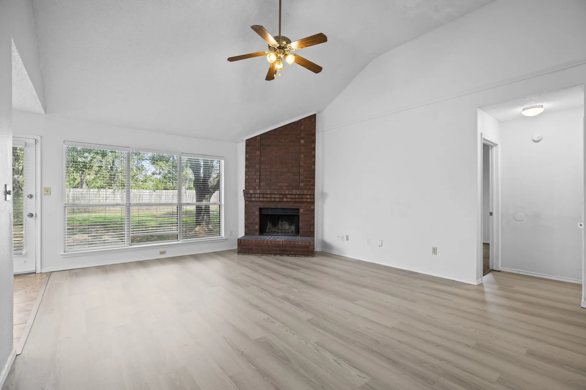 Single Family Residence For Sale in Tarrant County , 1219 Brooklawn Drive, Arlington, Texas 76018, 3 Bedroom, 2 Bathroom, 2 Garage spaces, 1,380 Sqft, built in 1987, mls#21397333, Real Estate Agent in Arlington, Homes For Sale in Tarrant county, Homes For Sale in Arlington, Realtor in Arlington Texas, Real Estate Brokerage Independent Realty Texas, Luminita Cordes Realtor