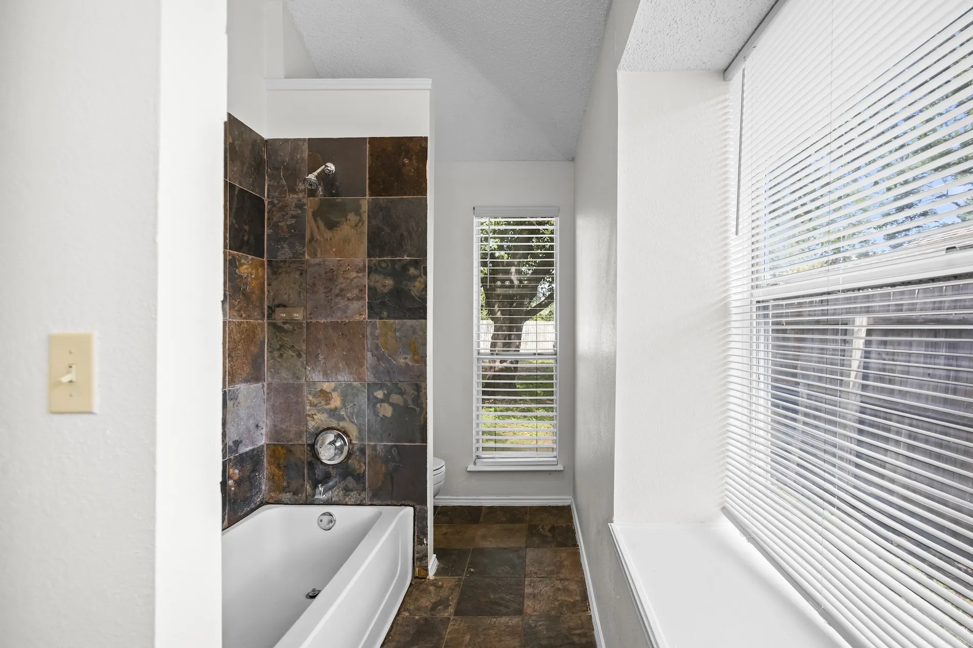 Single Family Residence For Sale in Tarrant County , 1219 Brooklawn Drive, Arlington, Texas 76018, 3 Bedroom, 2 Bathroom, 2 Garage spaces, 1,380 Sqft, built in 1987, mls#21397333, Real Estate Agent in Arlington, Homes For Sale in Tarrant county, Homes For Sale in Arlington, Realtor in Arlington Texas, Real Estate Brokerage Independent Realty Texas, Luminita Cordes Realtor