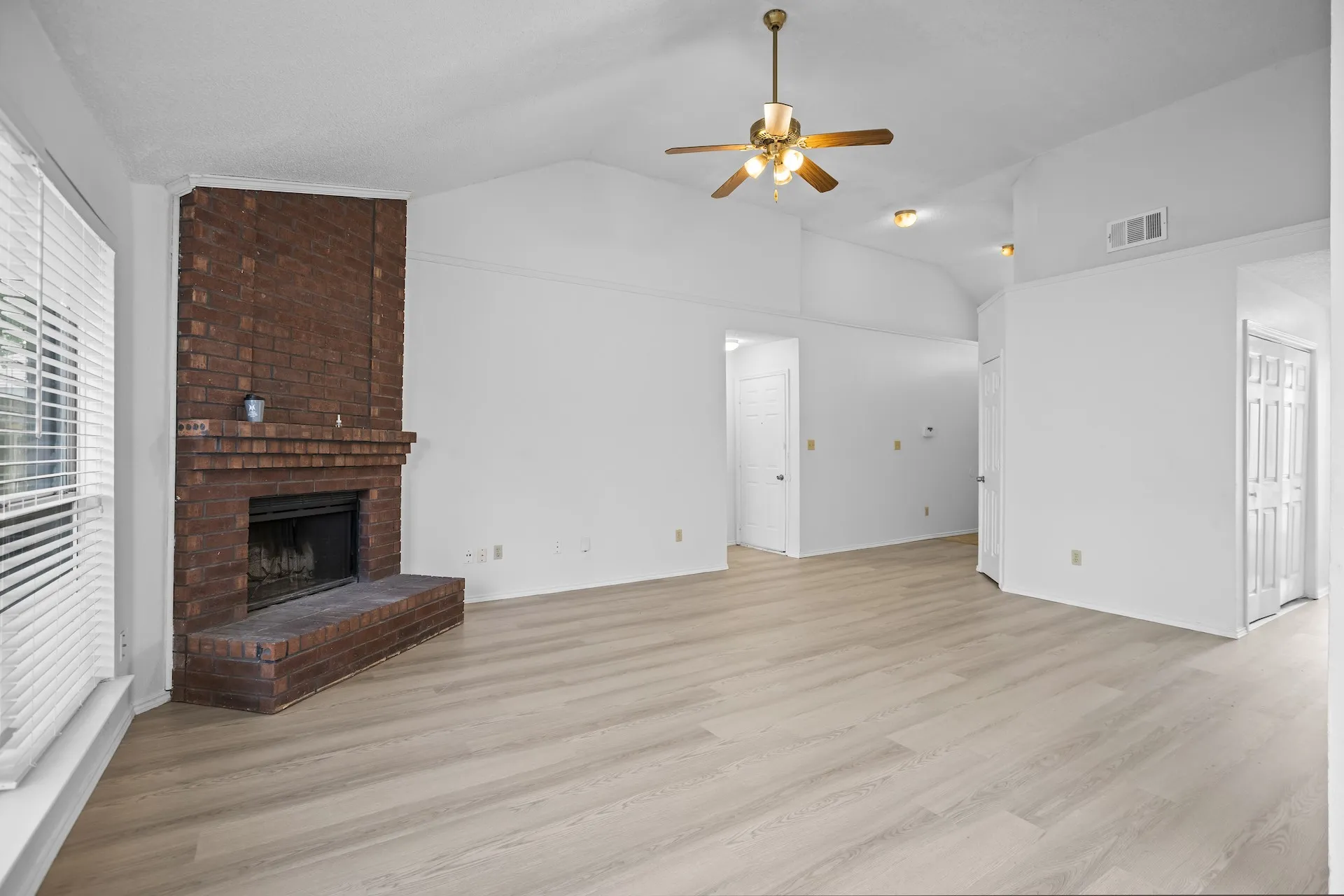 Single Family Residence For Sale in Tarrant County , 1219 Brooklawn Drive, Arlington, Texas 76018, 3 Bedroom, 2 Bathroom, 2 Garage spaces, 1,380 Sqft, built in 1987, mls#21397333, Real Estate Agent in Arlington, Homes For Sale in Tarrant county, Homes For Sale in Arlington, Realtor in Arlington Texas, Real Estate Brokerage Independent Realty Texas, Luminita Cordes Realtor