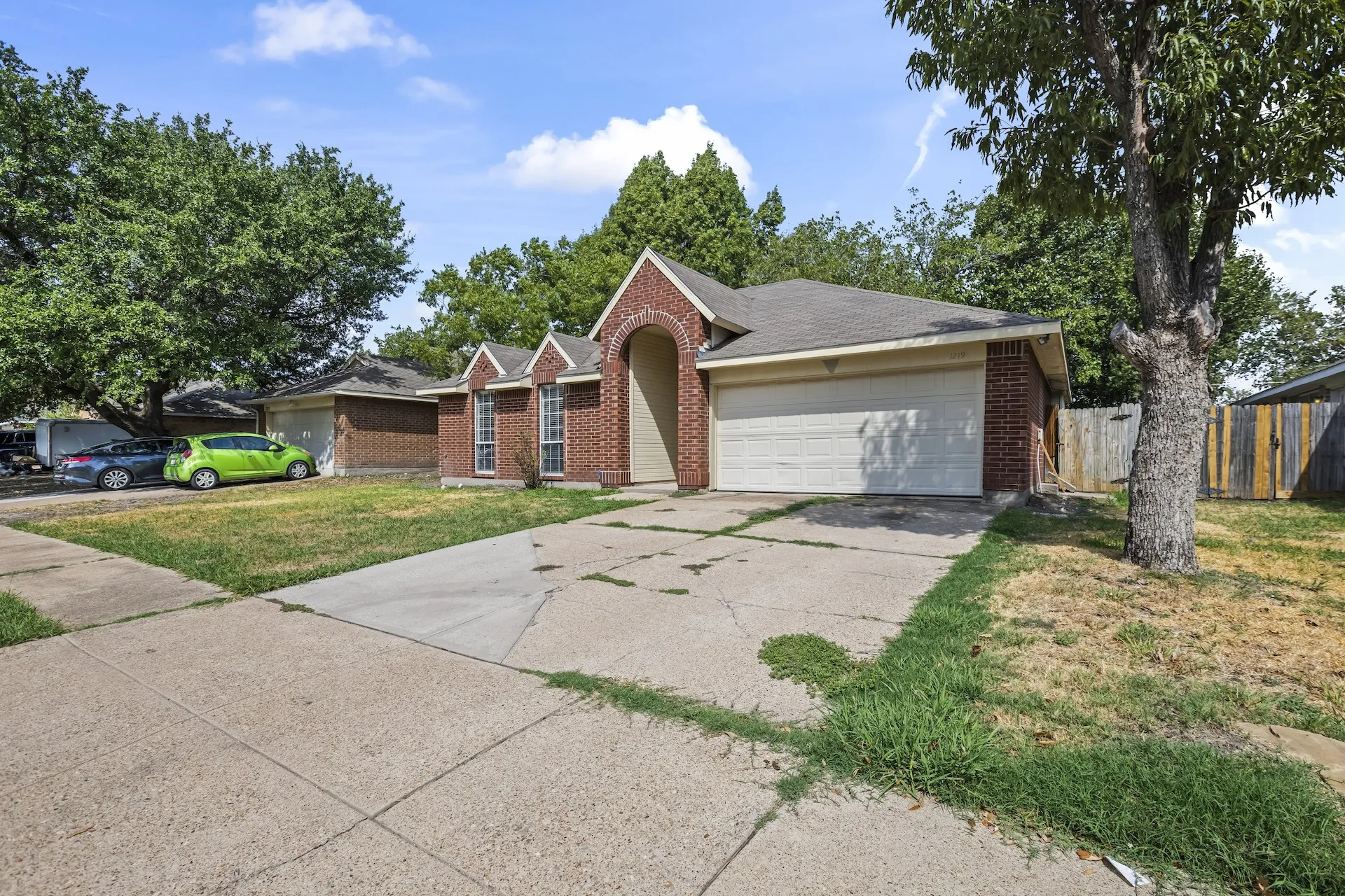 Single Family Residence For Sale in Tarrant County , 1219 Brooklawn Drive, Arlington, Texas 76018, 3 Bedroom, 2 Bathroom, 2 Garage spaces, 1,380 Sqft, built in 1987, mls#21397333, Real Estate Agent in Arlington, Homes For Sale in Tarrant county, Homes For Sale in Arlington, Realtor in Arlington Texas, Real Estate Brokerage Independent Realty Texas, Luminita Cordes Realtor