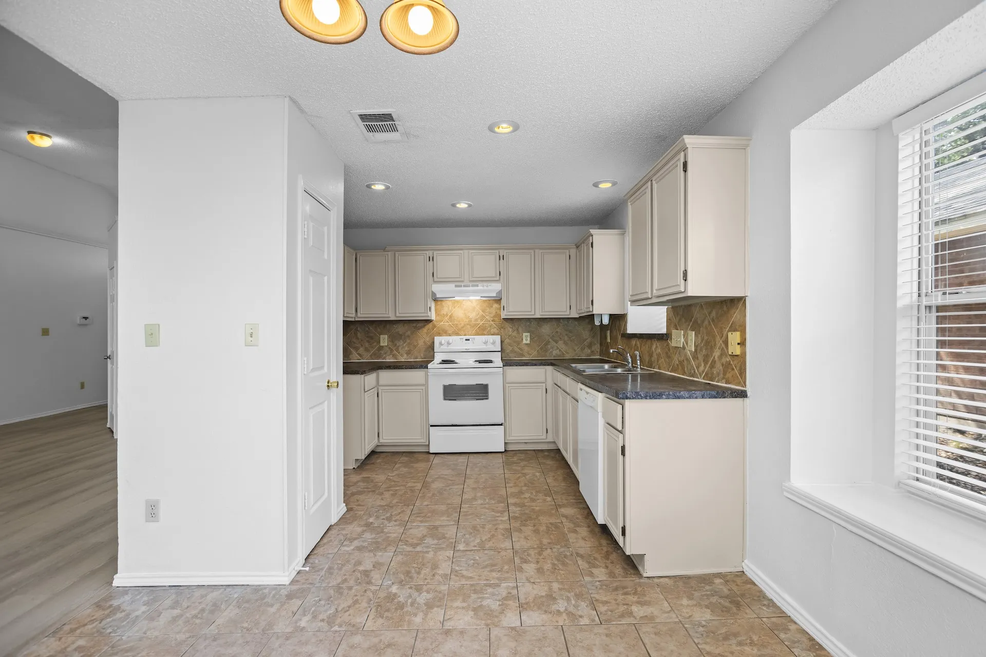 Single Family Residence For Sale in Tarrant County , 1219 Brooklawn Drive, Arlington, Texas 76018, 3 Bedroom, 2 Bathroom, 2 Garage spaces, 1,380 Sqft, built in 1987, mls#21397333, Real Estate Agent in Arlington, Homes For Sale in Tarrant county, Homes For Sale in Arlington, Realtor in Arlington Texas, Real Estate Brokerage Independent Realty Texas, Luminita Cordes Realtor