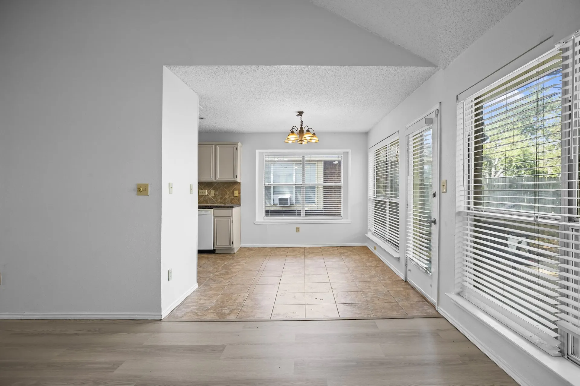 Single Family Residence For Sale in Tarrant County , 1219 Brooklawn Drive, Arlington, Texas 76018, 3 Bedroom, 2 Bathroom, 2 Garage spaces, 1,380 Sqft, built in 1987, mls#21397333, Real Estate Agent in Arlington, Homes For Sale in Tarrant county, Homes For Sale in Arlington, Realtor in Arlington Texas, Real Estate Brokerage Independent Realty Texas, Luminita Cordes Realtor