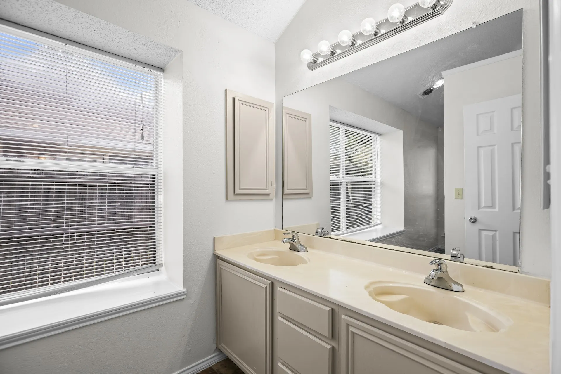 Single Family Residence For Sale in Tarrant County , 1219 Brooklawn Drive, Arlington, Texas 76018, 3 Bedroom, 2 Bathroom, 2 Garage spaces, 1,380 Sqft, built in 1987, mls#21397333, Real Estate Agent in Arlington, Homes For Sale in Tarrant county, Homes For Sale in Arlington, Realtor in Arlington Texas, Real Estate Brokerage Independent Realty Texas, Luminita Cordes Realtor